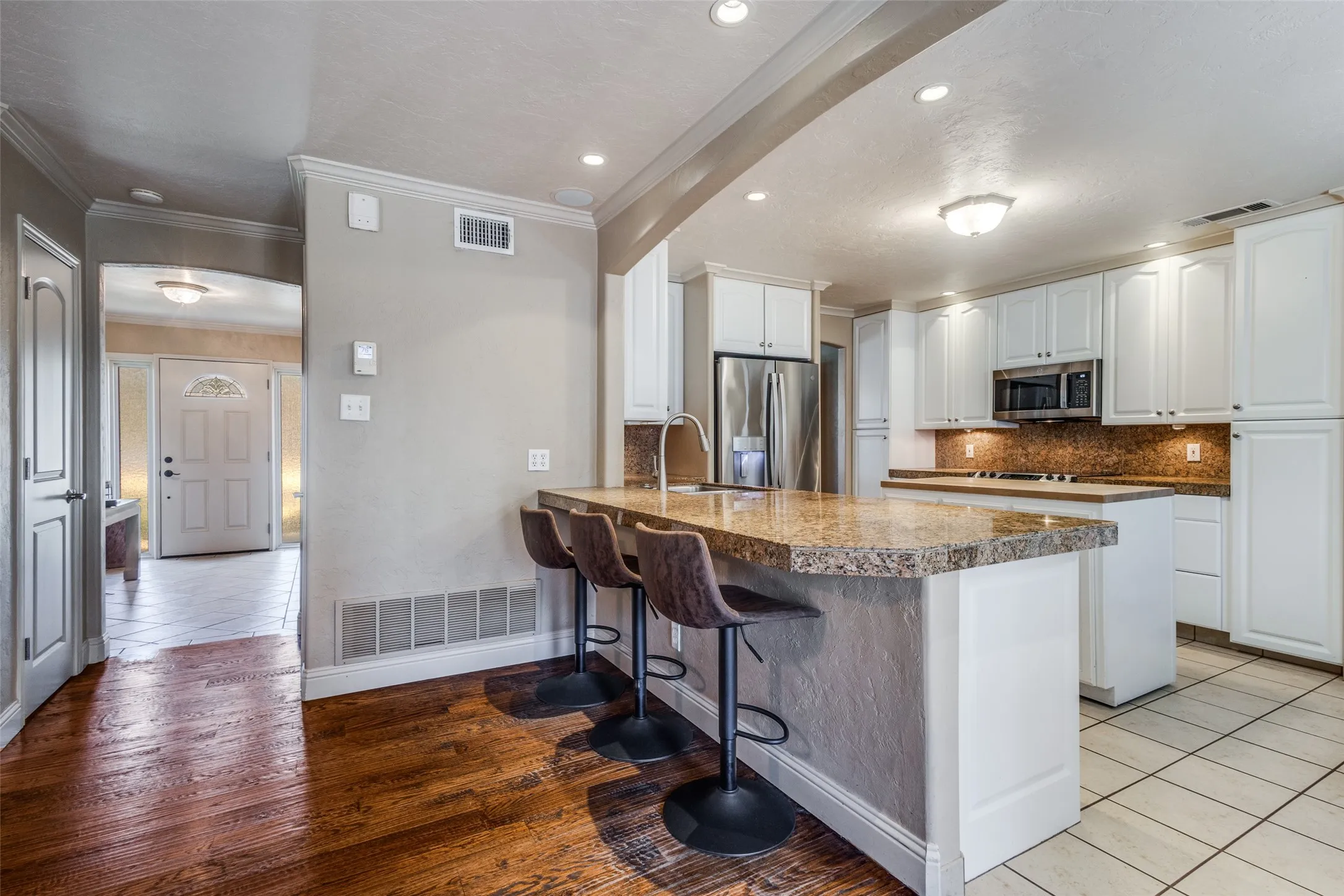 Nice shot of the breakfast bar, great space to start your day.
