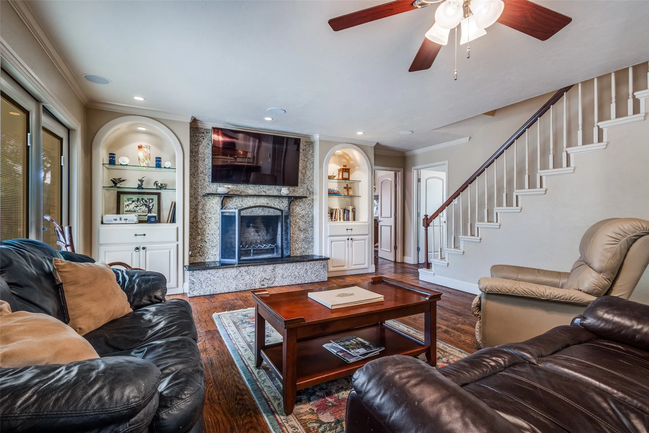 this is a very relaxing living room with access to the porch, patio and Pool area.