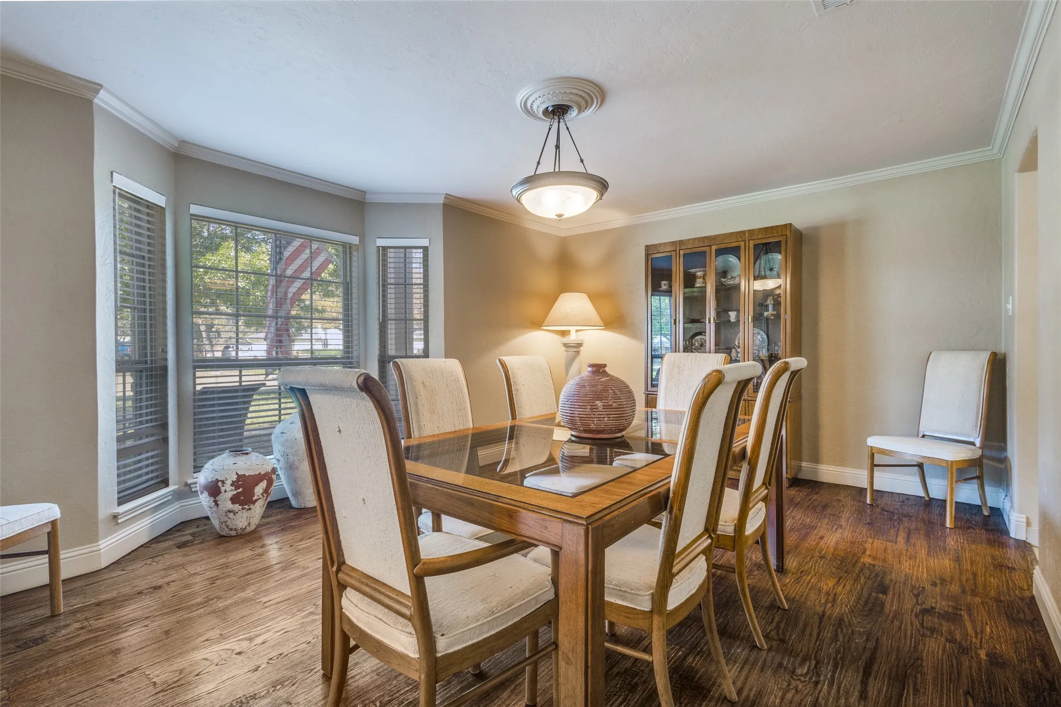 Lovery dining room with direct access to the Kitchen
