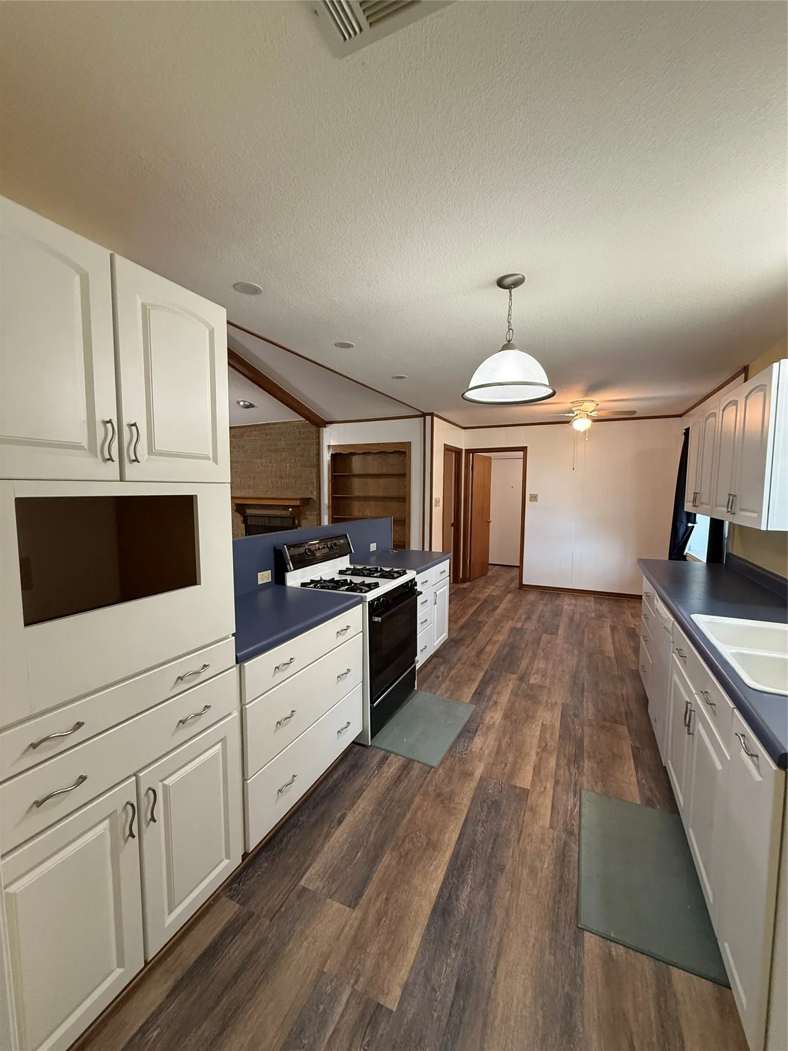 Single Family Residence For Sale in Mc Lennan County , 1812 Trinity Drive, Waco, Texas 76710, 4 Bedroom, 2 Bathroom, 2 Garage spaces, 2,100 Sqft, built in 1971, Preowned, mls#21123287, Real Estate Agent in Waco, Homes For Sale in Mc Lennan county, Homes For Sale in Waco, Realtor in Waco Texas, Real Estate Brokerage Independent Realty Texas, Luminita Cordes Realtor