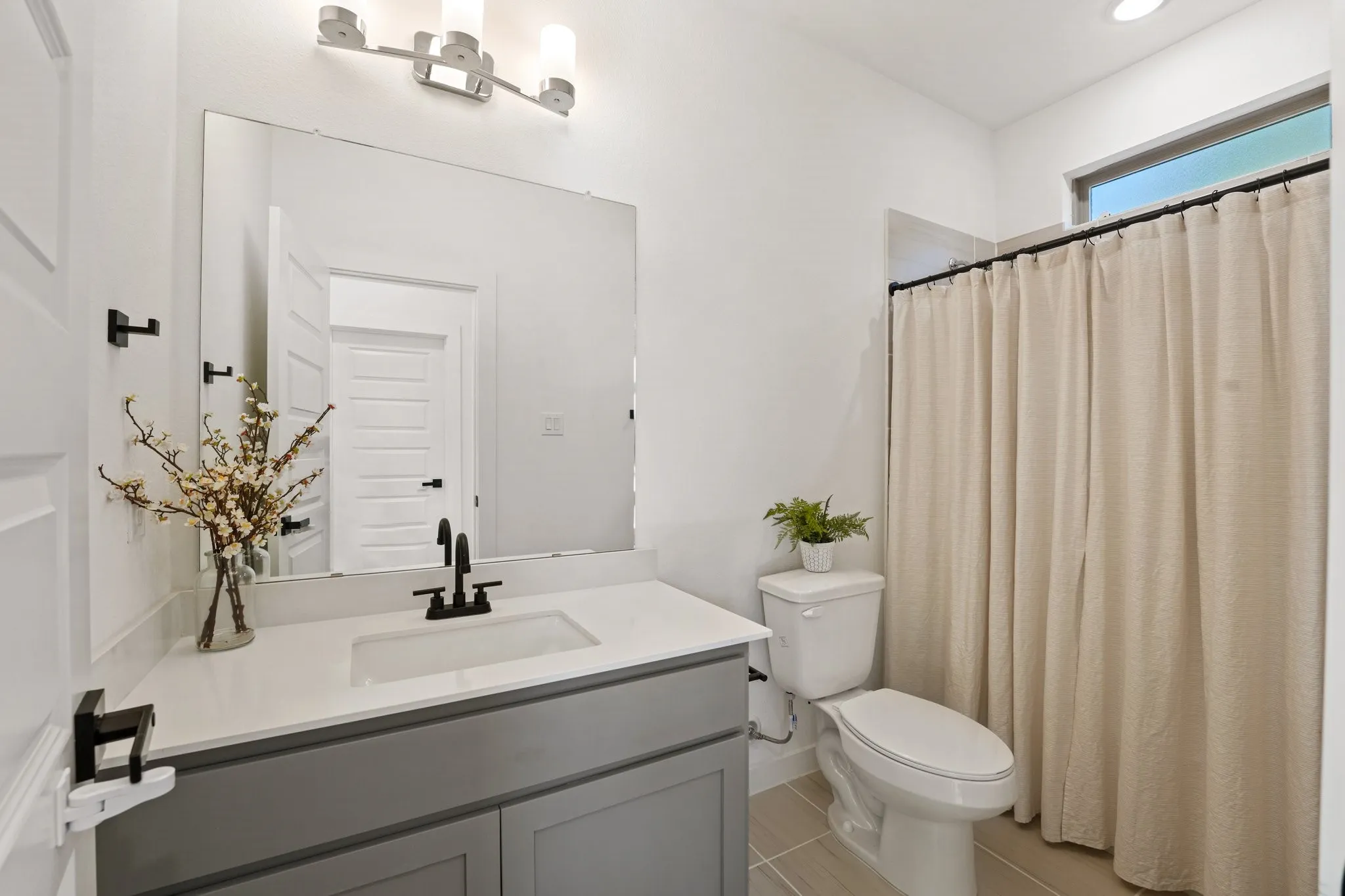 Full bathroom with a shower with curtain and vanity