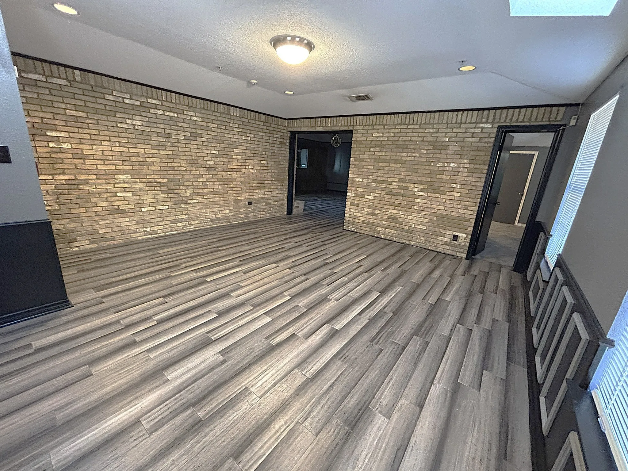 Single Family Residence For Sale in Dallas County , 3042 Kiestridge Drive, Dallas, Texas 75233, 3 Bedroom, 2 Bathroom, 2 Garage spaces, 2,377 Sqft, built in 1970, mls#21106282, Real Estate Agent in Dallas, Homes For Sale in Dallas county, Homes For Sale in Dallas, Realtor in Dallas Texas, Real Estate Brokerage Independent Realty Texas, Luminita Cordes Realtor