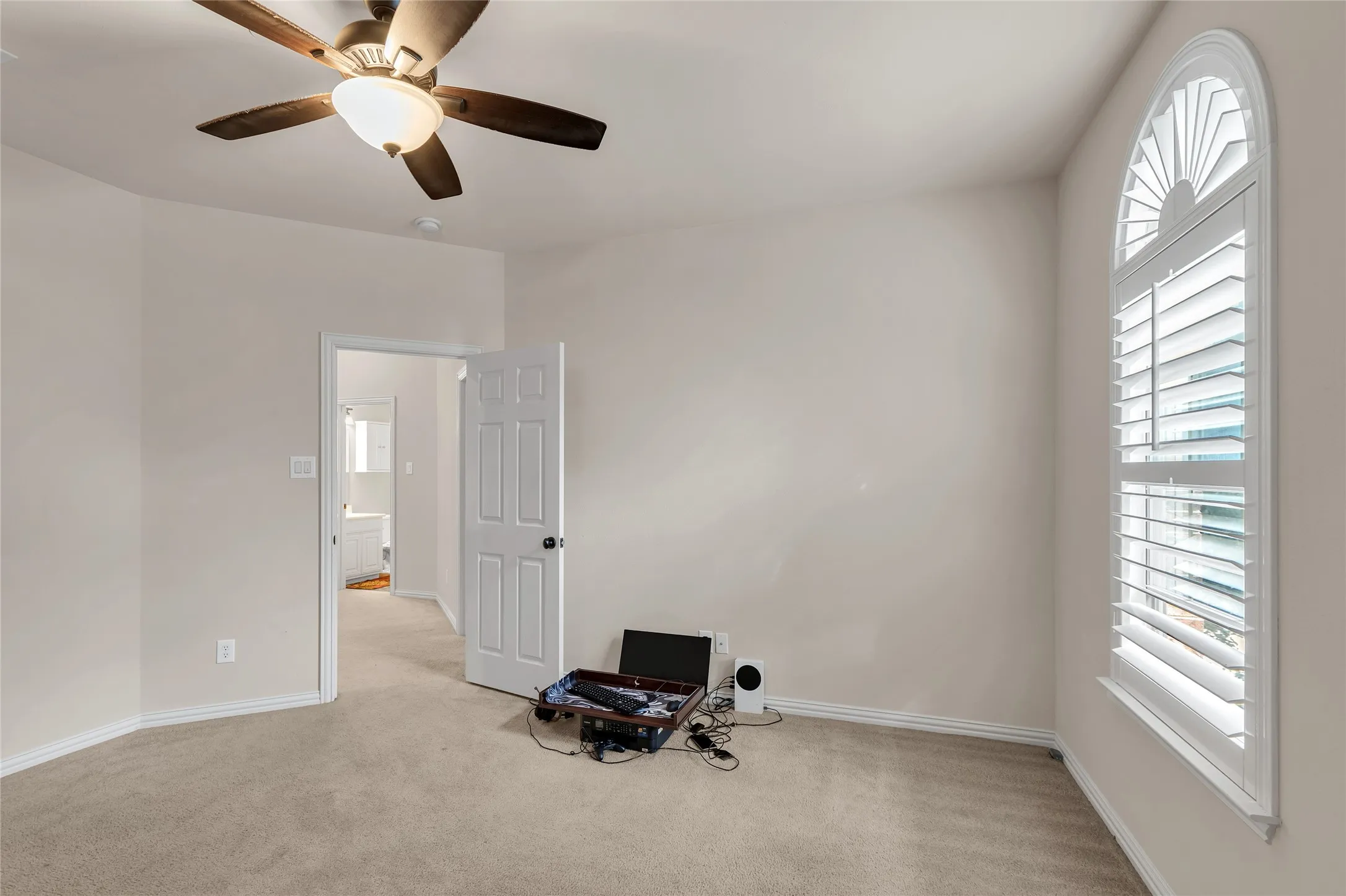 Unfurnished room featuring light colored carpet and ceiling fan