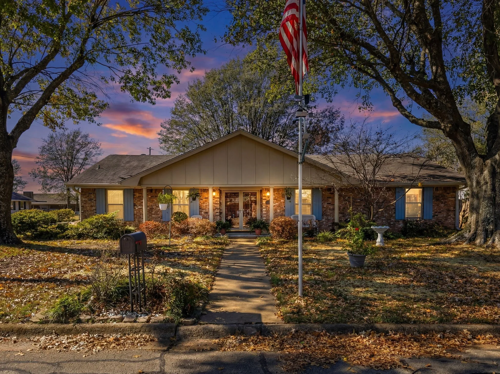 Single Family Residence For Sale in Lamar County , 1115 36th Street NE, Paris, Texas 75462, 3 Bedroom, 2 Bathroom, 2 Garage spaces, 1,750 Sqft, built in 1978, Preowned, mls#21125220, Real Estate Agent in Paris, Homes For Sale in Lamar county, Homes For Sale in Paris, Realtor in Paris Texas, Real Estate Brokerage Independent Realty Texas, Luminita Cordes Realtor