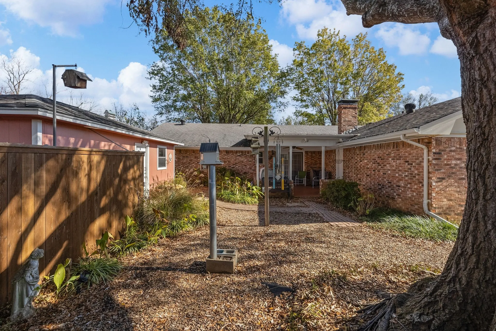 Single Family Residence For Sale in Lamar County , 1115 36th Street NE, Paris, Texas 75462, 3 Bedroom, 2 Bathroom, 2 Garage spaces, 1,750 Sqft, built in 1978, Preowned, mls#21125220, Real Estate Agent in Paris, Homes For Sale in Lamar county, Homes For Sale in Paris, Realtor in Paris Texas, Real Estate Brokerage Independent Realty Texas, Luminita Cordes Realtor