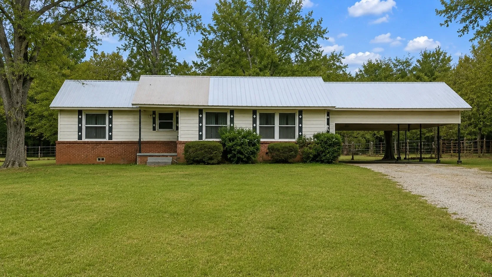 Single Family Residence For Sale in Van Zandt County , 2050 W State Highway 64 Highway, Ben Wheeler, Texas 75754, 3 Bedroom, 1 Bathroom, Garage spaces, 1,408 Sqft, built in 1972, Preowned, mls#21122247, Real Estate Agent in Ben Wheeler, Homes For Sale in Van Zandt county, Homes For Sale in Ben Wheeler, Realtor in Ben Wheeler Texas, Real Estate Brokerage Independent Realty Texas, Luminita Cordes Realtor