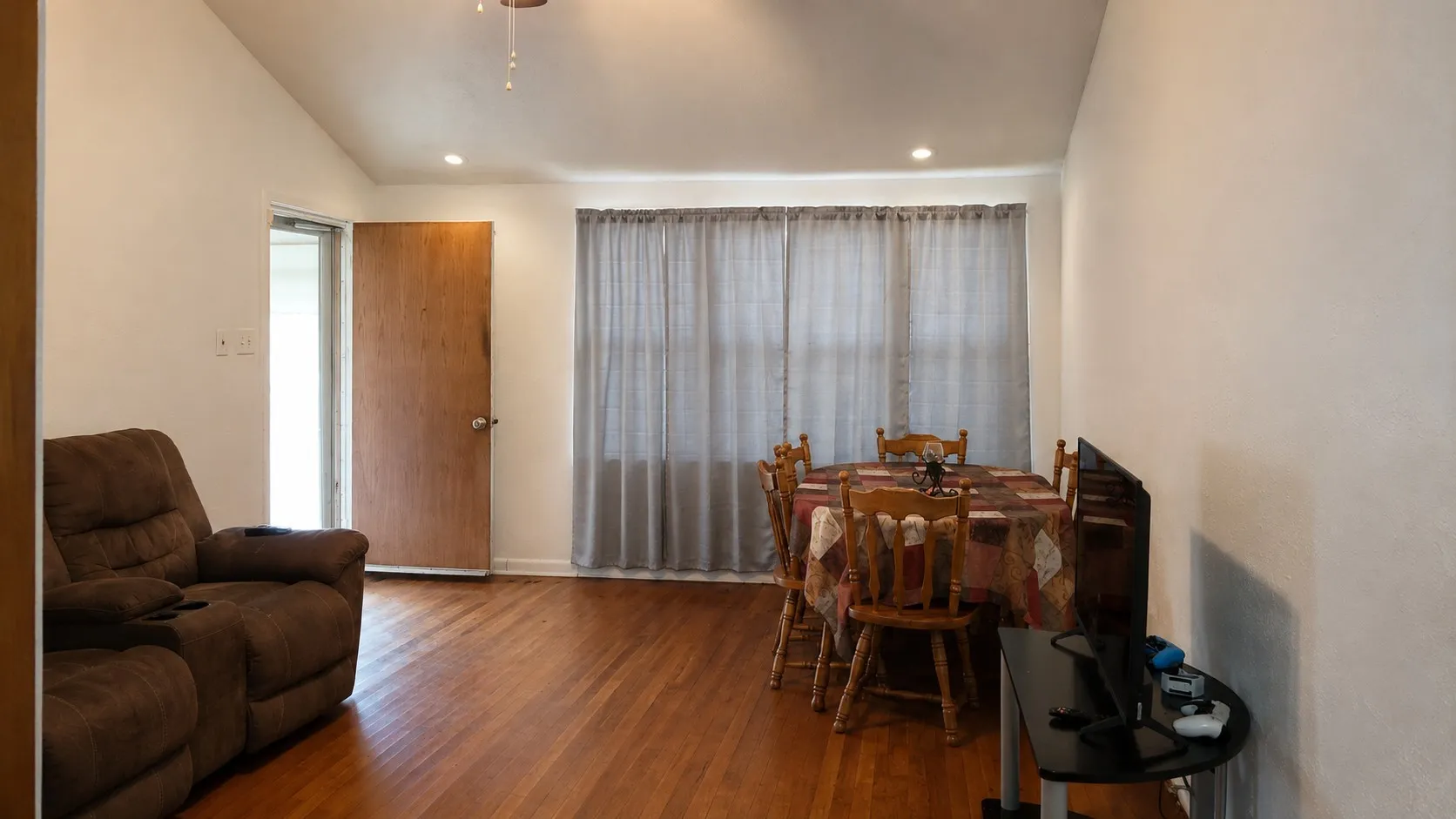 Single Family Residence For Sale in Van Zandt County , 2050 W State Highway 64 Highway, Ben Wheeler, Texas 75754, 3 Bedroom, 1 Bathroom, Garage spaces, 1,408 Sqft, built in 1972, Preowned, mls#21122247, Real Estate Agent in Ben Wheeler, Homes For Sale in Van Zandt county, Homes For Sale in Ben Wheeler, Realtor in Ben Wheeler Texas, Real Estate Brokerage Independent Realty Texas, Luminita Cordes Realtor
