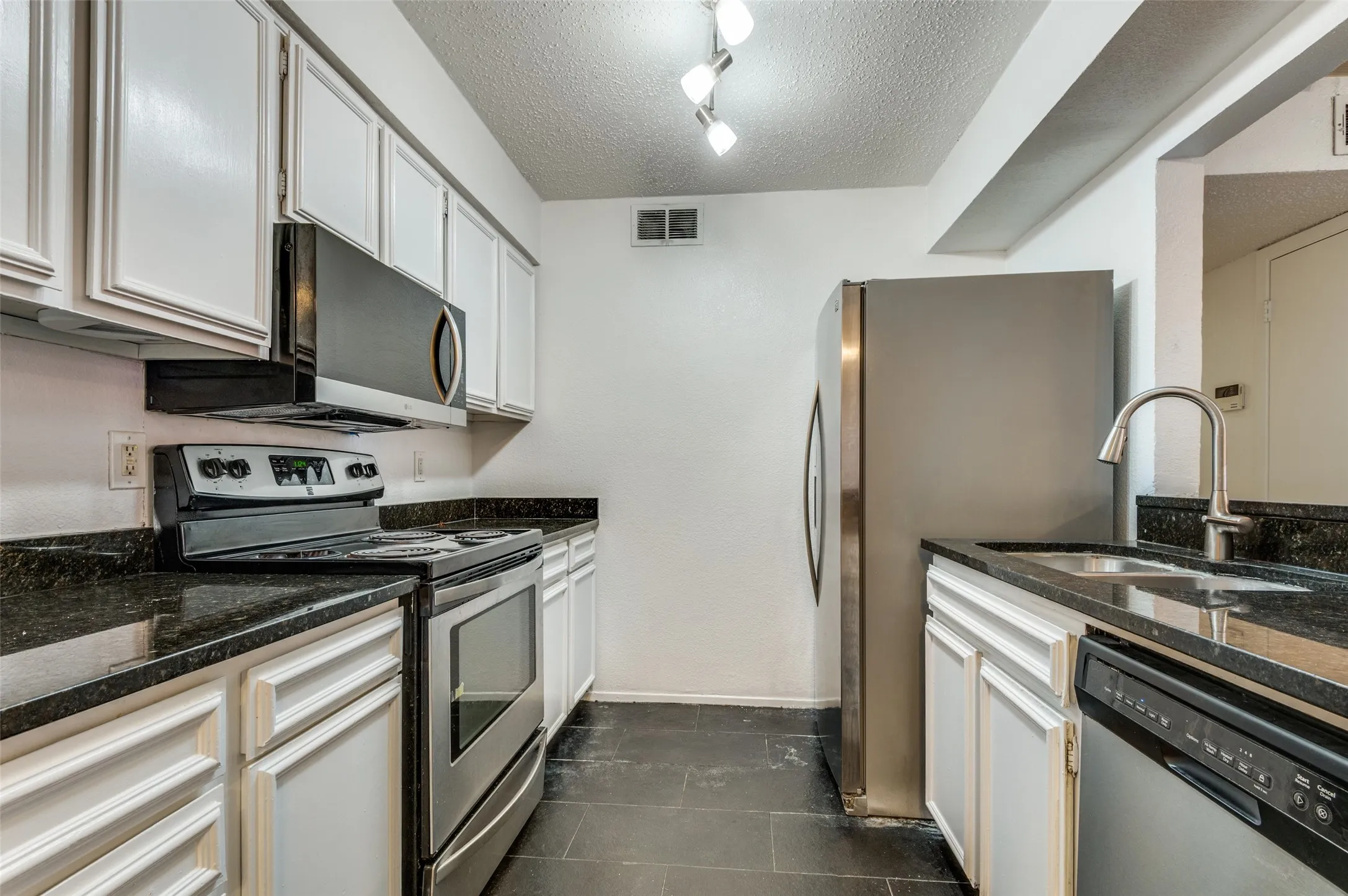 Townhouse For Sale in Dallas County , 4304 Westminster Drive, Irving, Texas 75038, 2 Bedroom, 1 Bathroom, Garage spaces, 901 Sqft, built in 1973, mls#21124536, Real Estate Agent in Irving, Homes For Sale in Dallas county, Homes For Sale in Irving, Realtor in Irving Texas, Real Estate Brokerage Independent Realty Texas, Luminita Cordes Realtor