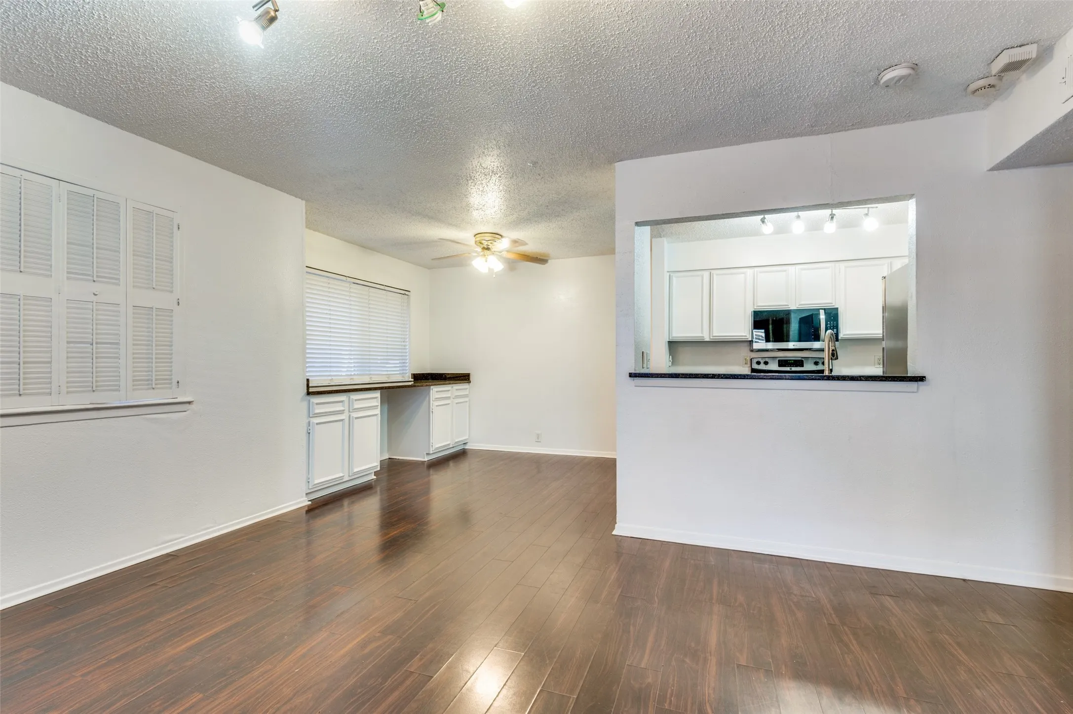 Townhouse For Sale in Dallas County , 4304 Westminster Drive, Irving, Texas 75038, 2 Bedroom, 1 Bathroom, Garage spaces, 901 Sqft, built in 1973, mls#21124536, Real Estate Agent in Irving, Homes For Sale in Dallas county, Homes For Sale in Irving, Realtor in Irving Texas, Real Estate Brokerage Independent Realty Texas, Luminita Cordes Realtor