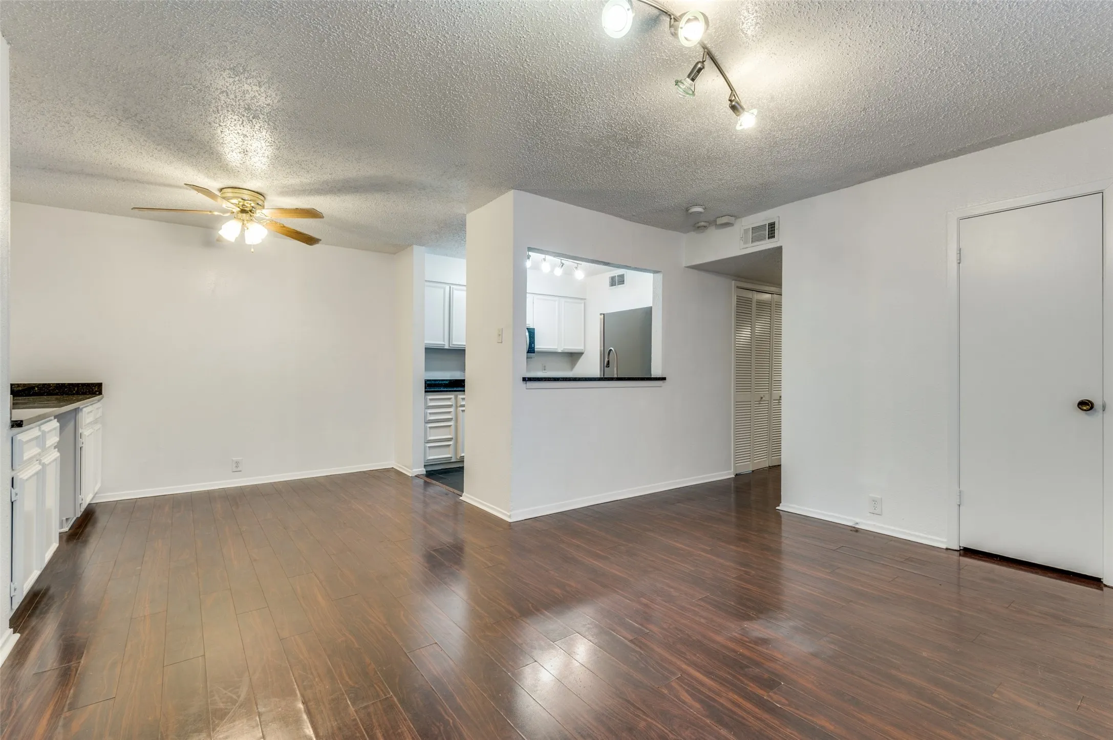 Townhouse For Sale in Dallas County , 4304 Westminster Drive, Irving, Texas 75038, 2 Bedroom, 1 Bathroom, Garage spaces, 901 Sqft, built in 1973, mls#21124536, Real Estate Agent in Irving, Homes For Sale in Dallas county, Homes For Sale in Irving, Realtor in Irving Texas, Real Estate Brokerage Independent Realty Texas, Luminita Cordes Realtor