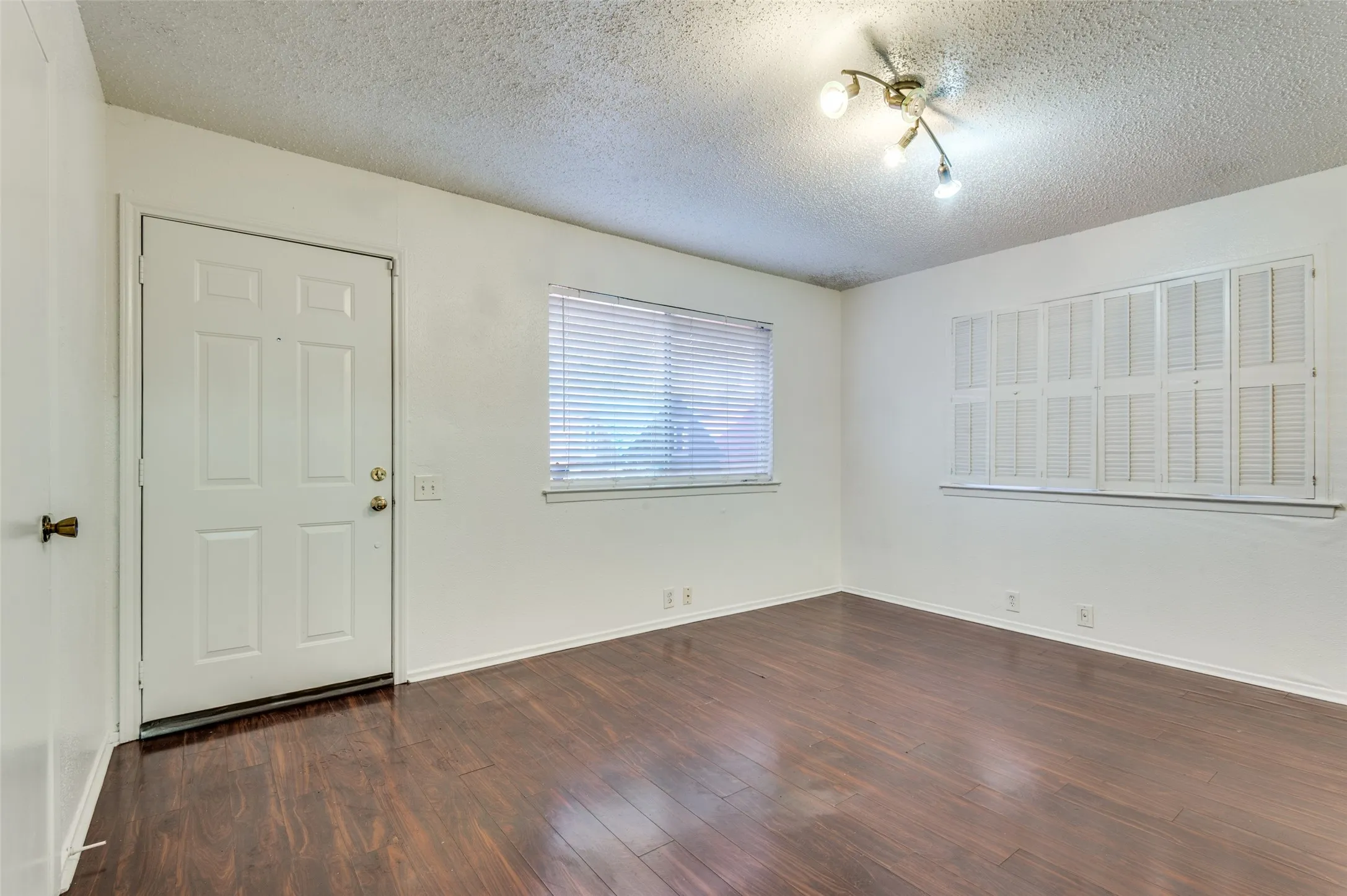 Townhouse For Sale in Dallas County , 4304 Westminster Drive, Irving, Texas 75038, 2 Bedroom, 1 Bathroom, Garage spaces, 901 Sqft, built in 1973, mls#21124536, Real Estate Agent in Irving, Homes For Sale in Dallas county, Homes For Sale in Irving, Realtor in Irving Texas, Real Estate Brokerage Independent Realty Texas, Luminita Cordes Realtor