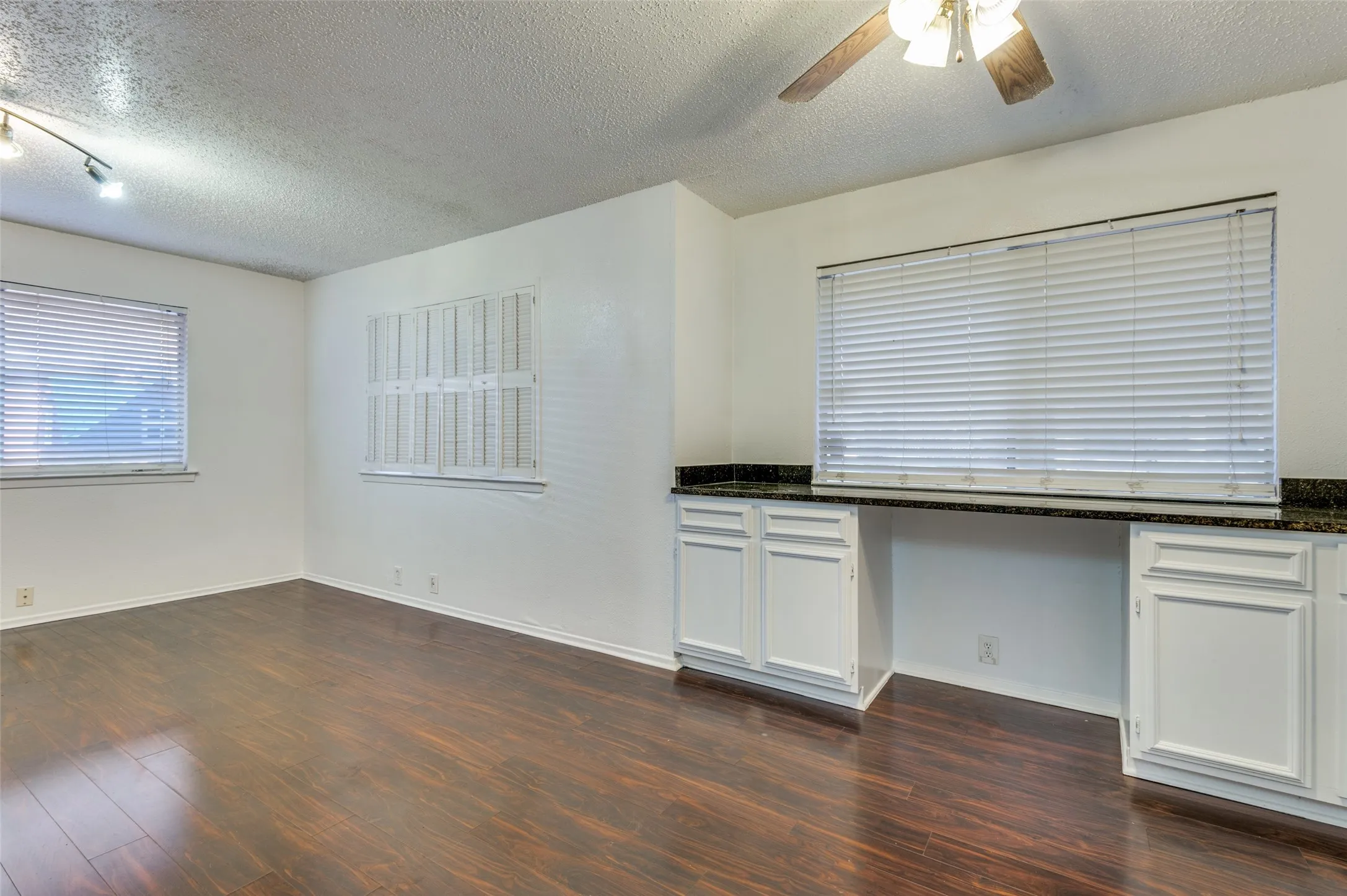 Townhouse For Sale in Dallas County , 4304 Westminster Drive, Irving, Texas 75038, 2 Bedroom, 1 Bathroom, Garage spaces, 901 Sqft, built in 1973, mls#21124536, Real Estate Agent in Irving, Homes For Sale in Dallas county, Homes For Sale in Irving, Realtor in Irving Texas, Real Estate Brokerage Independent Realty Texas, Luminita Cordes Realtor