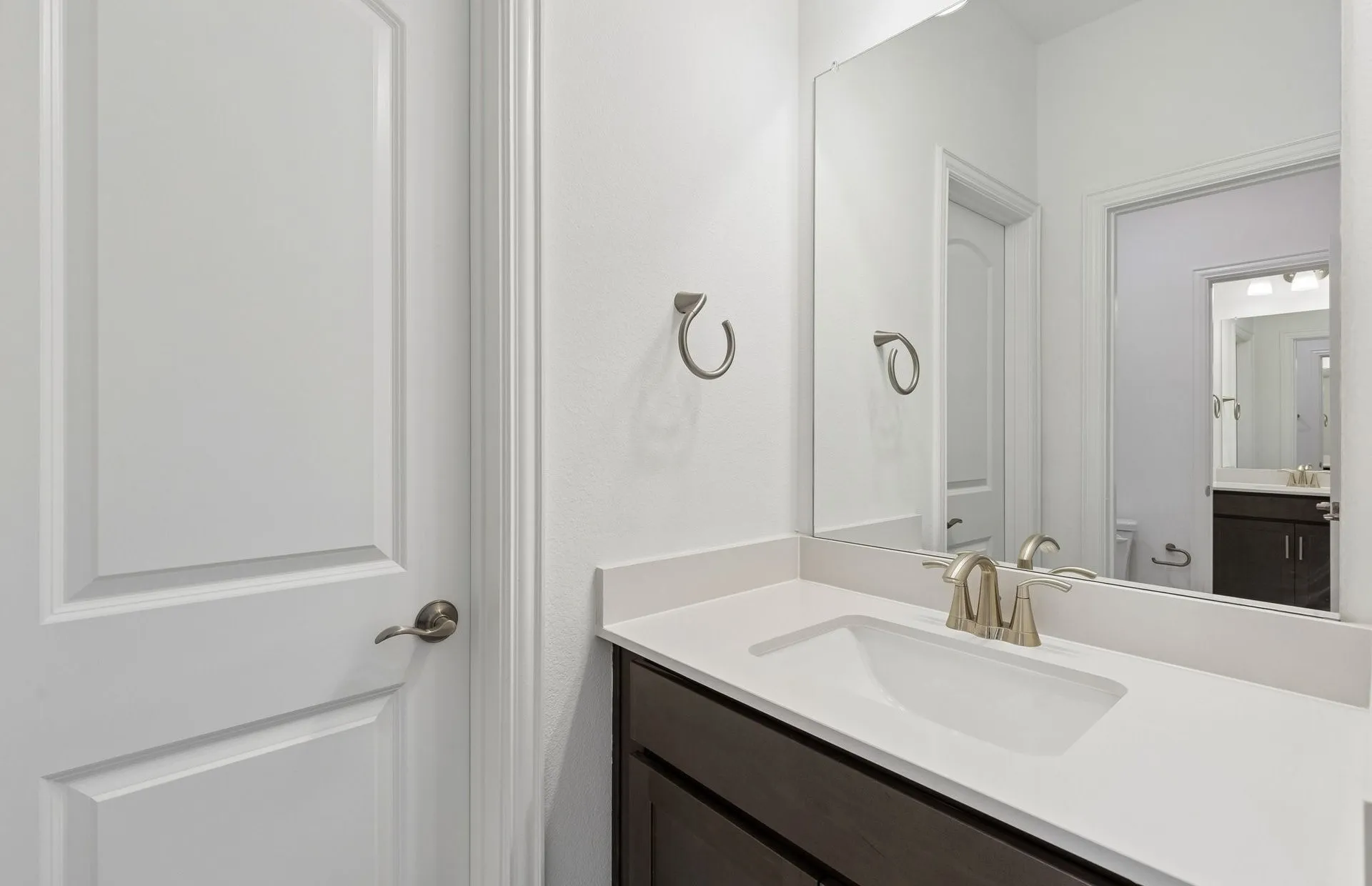 Secondary half bathroom
