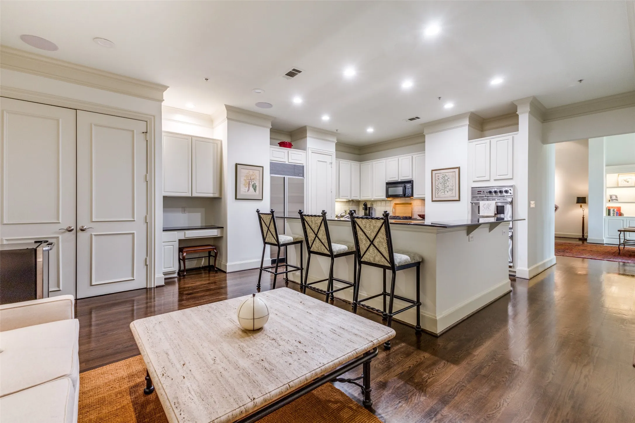 Condominium For Rent in Dallas County , 3535 Gillespie Street 604, Dallas, Texas 75219, 3 Bedroom, 4 Bathroom, 2 Garage spaces, 2,899 Sqft, built in 2000, Preowned, mls#21125051, Real Estate Agent in Dallas, Homes For Rent in Dallas county, Homes For Rent in Dallas, Realtor in Dallas Texas, Real Estate Brokerage Independent Realty Texas, Luminita Cordes Realtor