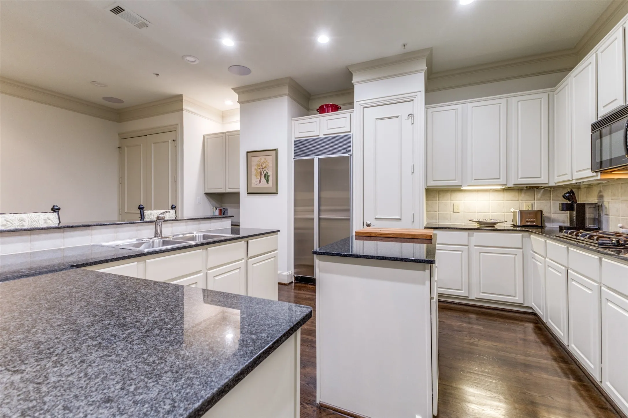 Condominium For Rent in Dallas County , 3535 Gillespie Street 604, Dallas, Texas 75219, 3 Bedroom, 4 Bathroom, 2 Garage spaces, 2,899 Sqft, built in 2000, Preowned, mls#21125051, Real Estate Agent in Dallas, Homes For Rent in Dallas county, Homes For Rent in Dallas, Realtor in Dallas Texas, Real Estate Brokerage Independent Realty Texas, Luminita Cordes Realtor