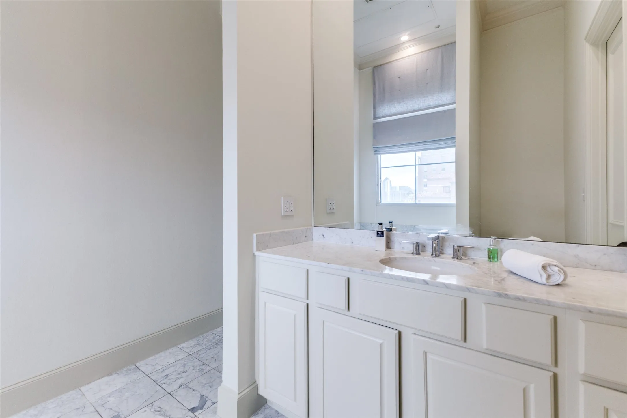Condominium For Rent in Dallas County , 3535 Gillespie Street 604, Dallas, Texas 75219, 3 Bedroom, 4 Bathroom, 2 Garage spaces, 2,899 Sqft, built in 2000, Preowned, mls#21125051, Real Estate Agent in Dallas, Homes For Rent in Dallas county, Homes For Rent in Dallas, Realtor in Dallas Texas, Real Estate Brokerage Independent Realty Texas, Luminita Cordes Realtor