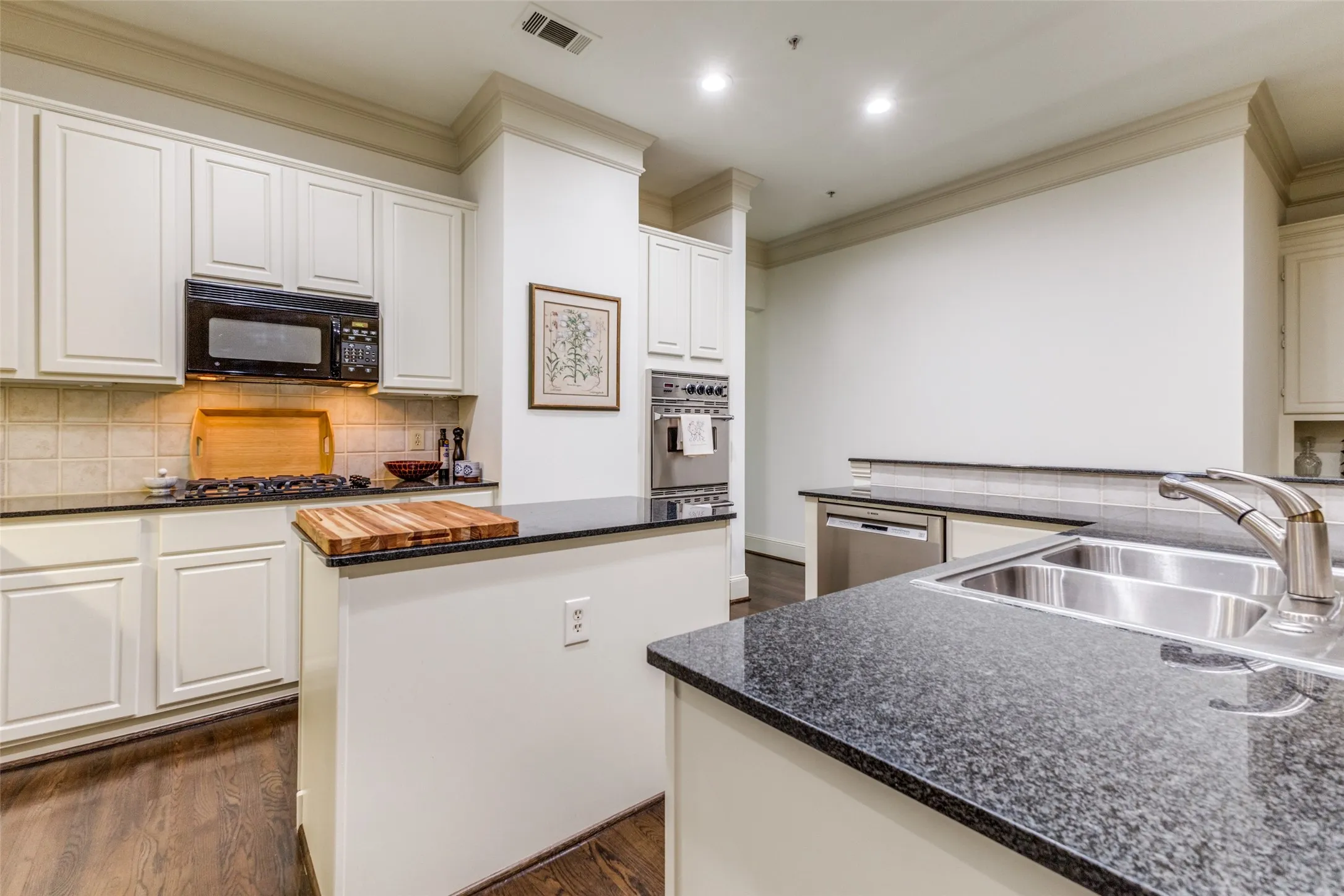 Condominium For Rent in Dallas County , 3535 Gillespie Street 604, Dallas, Texas 75219, 3 Bedroom, 4 Bathroom, 2 Garage spaces, 2,899 Sqft, built in 2000, Preowned, mls#21125051, Real Estate Agent in Dallas, Homes For Rent in Dallas county, Homes For Rent in Dallas, Realtor in Dallas Texas, Real Estate Brokerage Independent Realty Texas, Luminita Cordes Realtor
