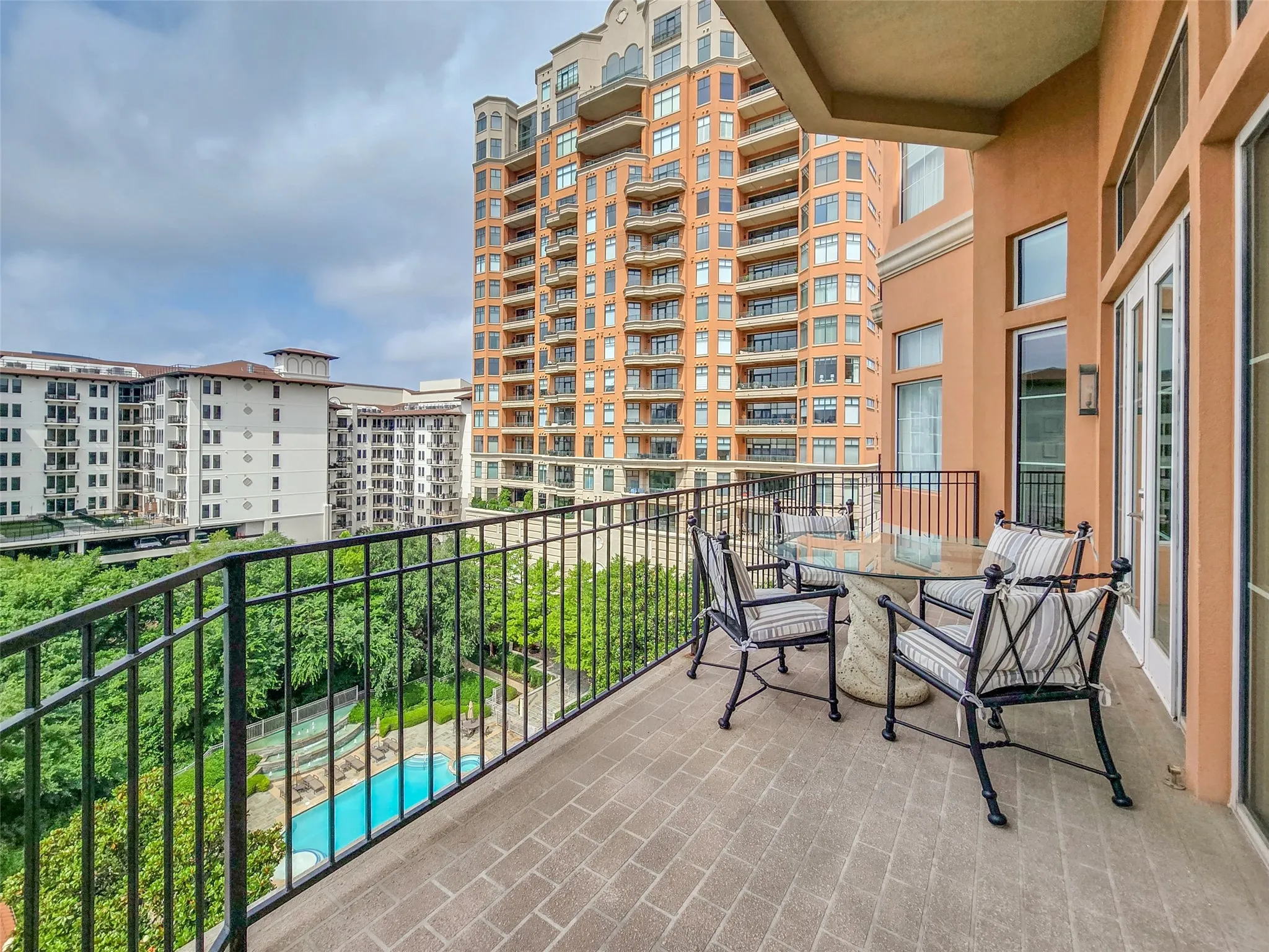 Condominium For Rent in Dallas County , 3535 Gillespie Street 604, Dallas, Texas 75219, 3 Bedroom, 4 Bathroom, 2 Garage spaces, 2,899 Sqft, built in 2000, Preowned, mls#21125051, Real Estate Agent in Dallas, Homes For Rent in Dallas county, Homes For Rent in Dallas, Realtor in Dallas Texas, Real Estate Brokerage Independent Realty Texas, Luminita Cordes Realtor