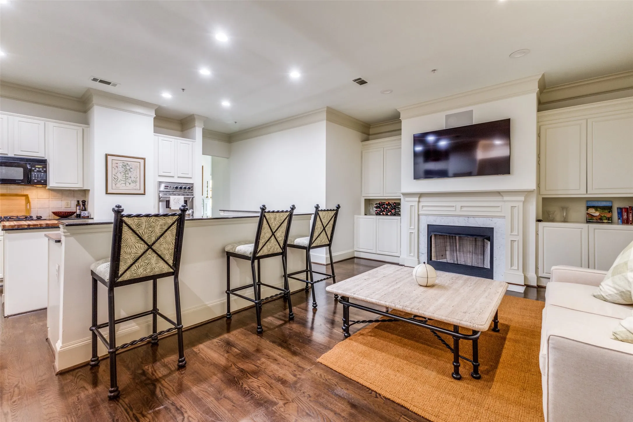 Condominium For Rent in Dallas County , 3535 Gillespie Street 604, Dallas, Texas 75219, 3 Bedroom, 4 Bathroom, 2 Garage spaces, 2,899 Sqft, built in 2000, Preowned, mls#21125051, Real Estate Agent in Dallas, Homes For Rent in Dallas county, Homes For Rent in Dallas, Realtor in Dallas Texas, Real Estate Brokerage Independent Realty Texas, Luminita Cordes Realtor