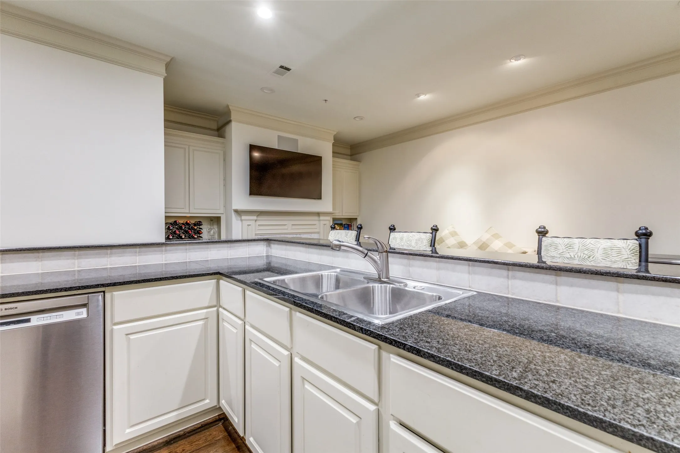 Condominium For Rent in Dallas County , 3535 Gillespie Street 604, Dallas, Texas 75219, 3 Bedroom, 4 Bathroom, 2 Garage spaces, 2,899 Sqft, built in 2000, Preowned, mls#21125051, Real Estate Agent in Dallas, Homes For Rent in Dallas county, Homes For Rent in Dallas, Realtor in Dallas Texas, Real Estate Brokerage Independent Realty Texas, Luminita Cordes Realtor