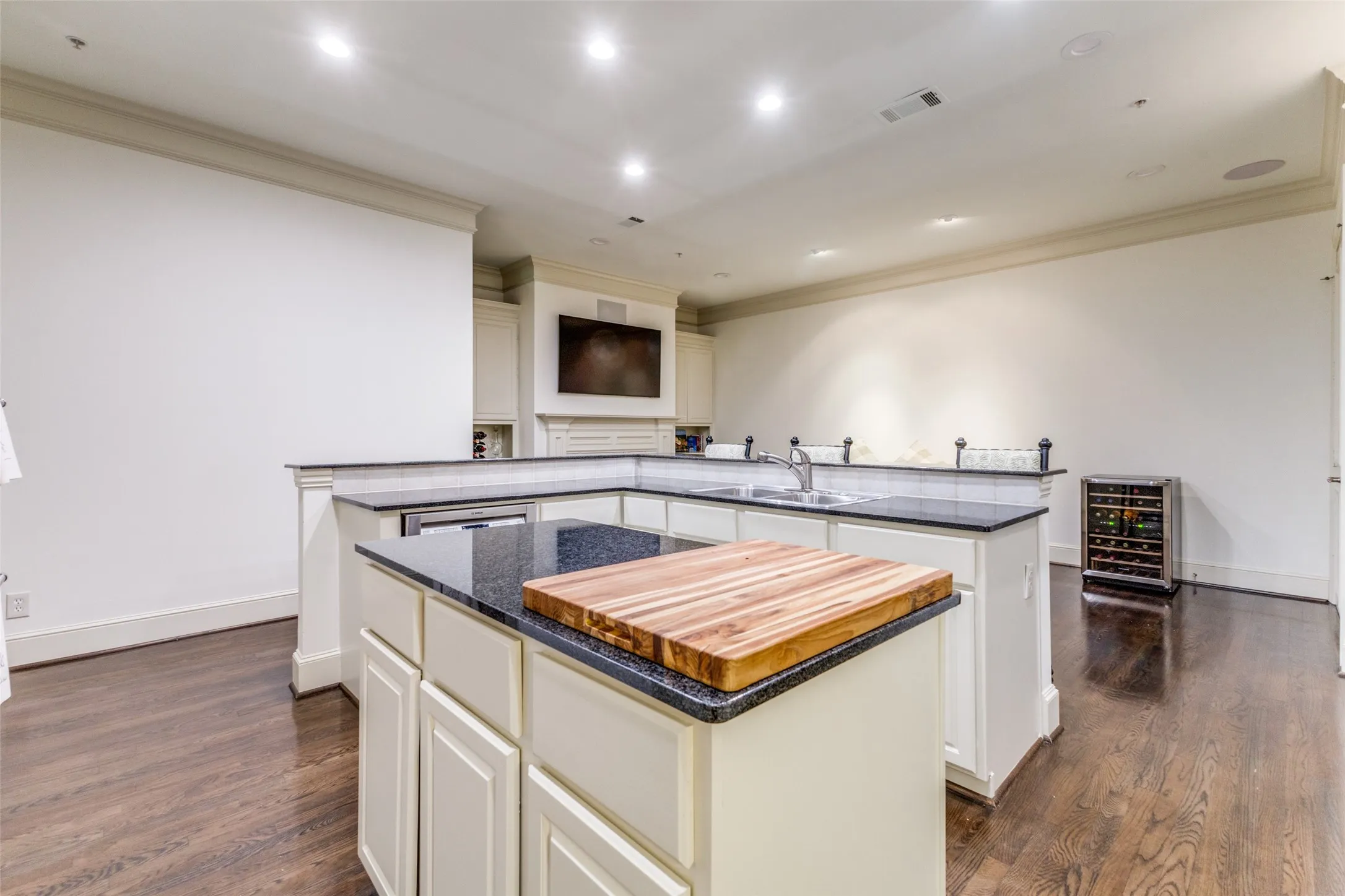 Condominium For Rent in Dallas County , 3535 Gillespie Street 604, Dallas, Texas 75219, 3 Bedroom, 4 Bathroom, 2 Garage spaces, 2,899 Sqft, built in 2000, Preowned, mls#21125051, Real Estate Agent in Dallas, Homes For Rent in Dallas county, Homes For Rent in Dallas, Realtor in Dallas Texas, Real Estate Brokerage Independent Realty Texas, Luminita Cordes Realtor