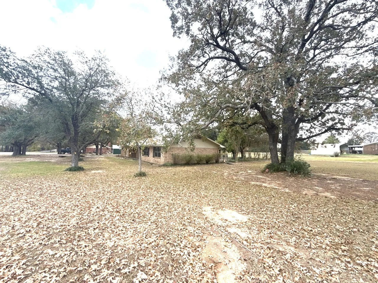 Single Family Residence For Sale in Freestone County , 150 Lazy Way, Fairfield, Texas 75840, 3 Bedroom, 2 Bathroom, Garage spaces, 1,936 Sqft, built in 1972, mls#21123020, Real Estate Agent in Fairfield, Homes For Sale in Freestone county, Homes For Sale in Fairfield, Realtor in Fairfield Texas, Real Estate Brokerage Independent Realty Texas, Luminita Cordes Realtor