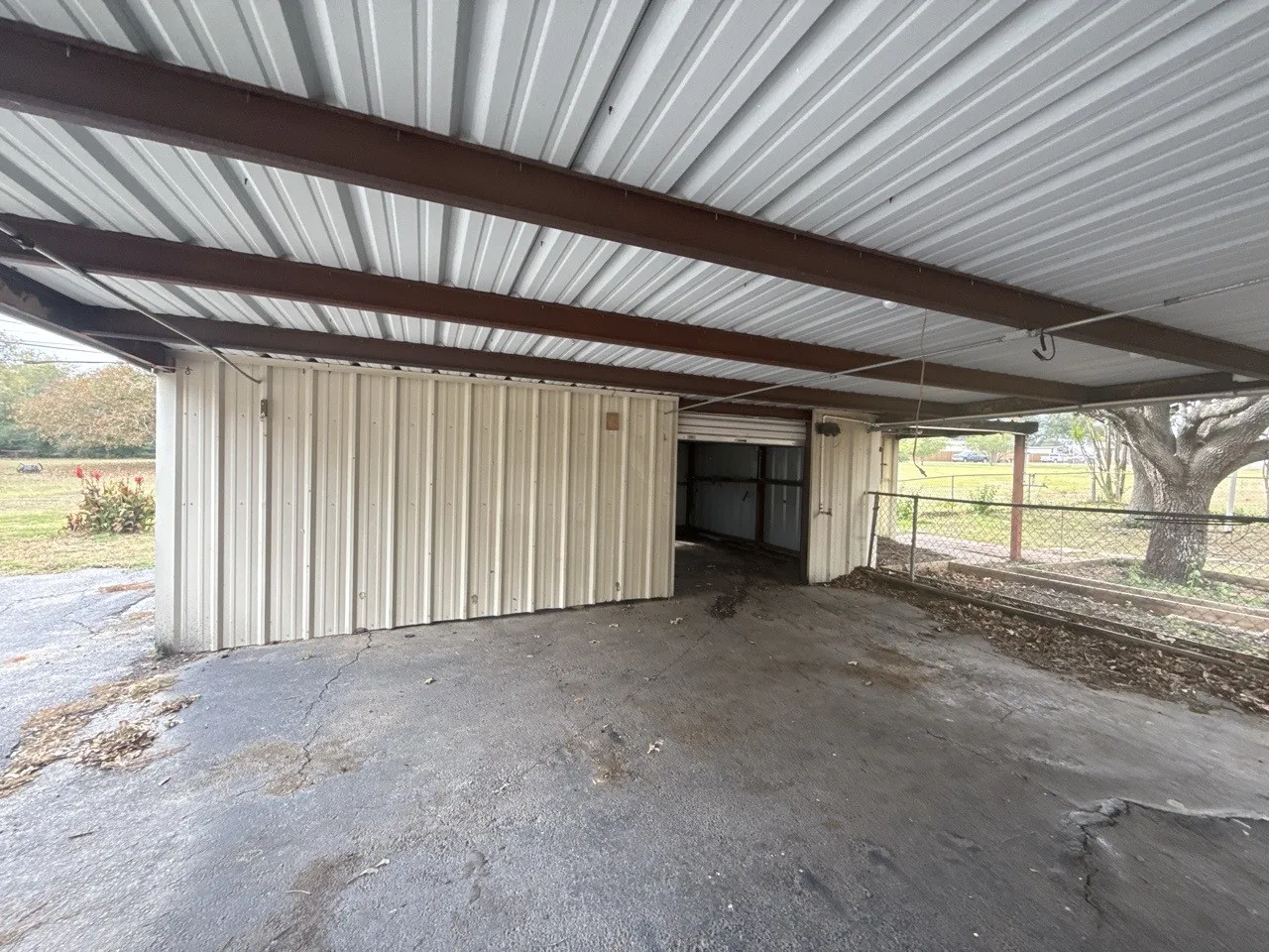 Single Family Residence For Sale in Freestone County , 150 Lazy Way, Fairfield, Texas 75840, 3 Bedroom, 2 Bathroom, Garage spaces, 1,936 Sqft, built in 1972, mls#21123020, Real Estate Agent in Fairfield, Homes For Sale in Freestone county, Homes For Sale in Fairfield, Realtor in Fairfield Texas, Real Estate Brokerage Independent Realty Texas, Luminita Cordes Realtor
