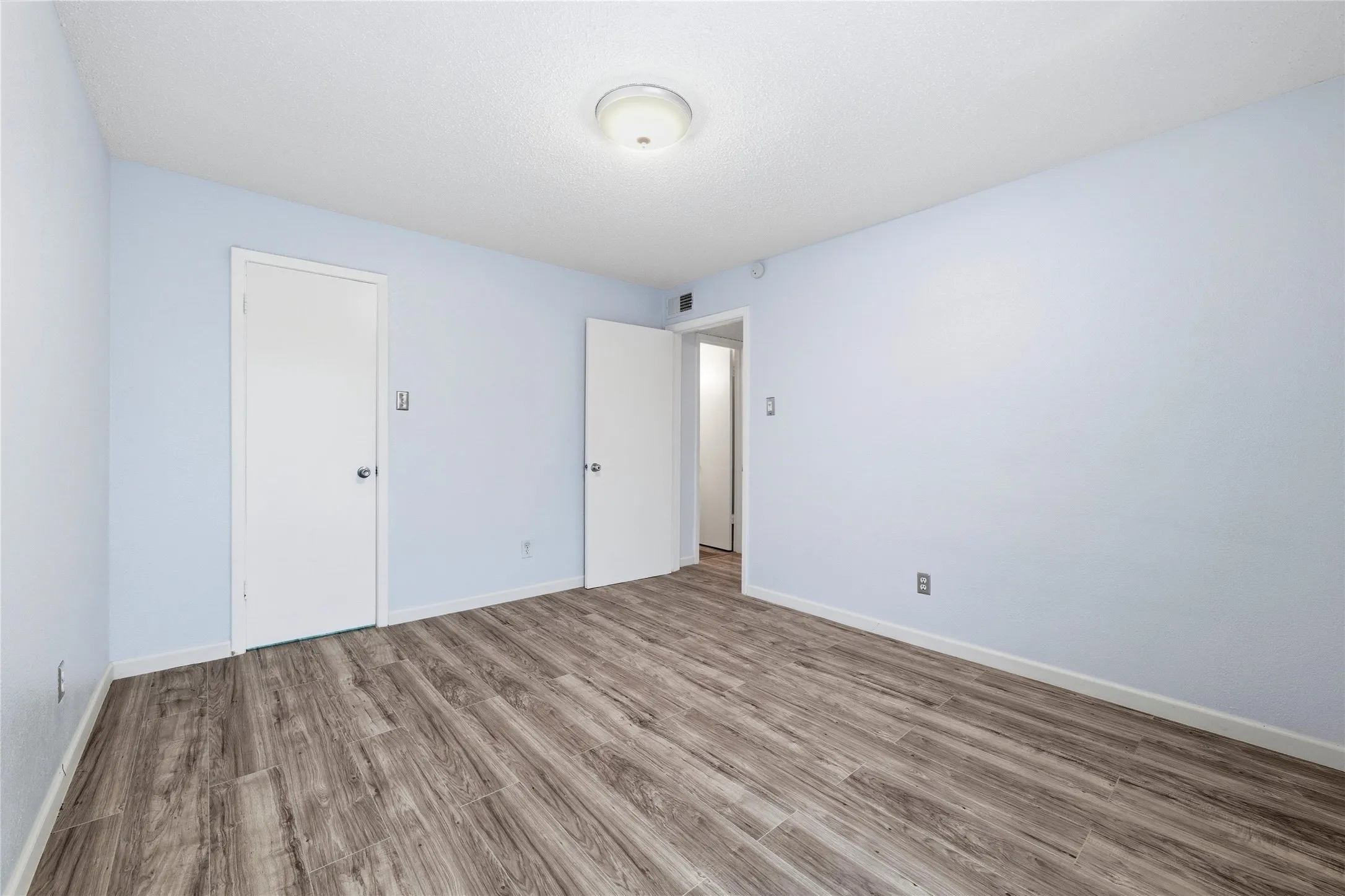 Condominium For Rent in Dallas County , 12482 Abrams Road 1327, Dallas, Texas 75243, 2 Bedroom, 2 Bathroom, Garage spaces, 959 Sqft, built in 1982, Preowned, mls#21126254, Real Estate Agent in Dallas, Homes For Rent in Dallas county, Homes For Rent in Dallas, Realtor in Dallas Texas, Real Estate Brokerage Independent Realty Texas, Luminita Cordes Realtor