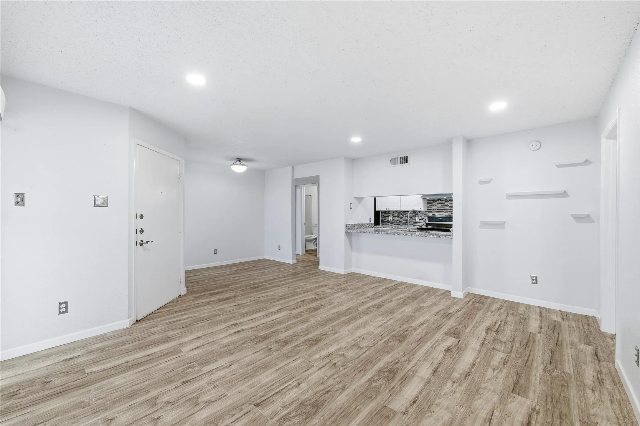 Condominium For Rent in Dallas County , 12482 Abrams Road 1327, Dallas, Texas 75243, 2 Bedroom, 2 Bathroom, Garage spaces, 959 Sqft, built in 1982, Preowned, mls#21126254, Real Estate Agent in Dallas, Homes For Rent in Dallas county, Homes For Rent in Dallas, Realtor in Dallas Texas, Real Estate Brokerage Independent Realty Texas, Luminita Cordes Realtor
