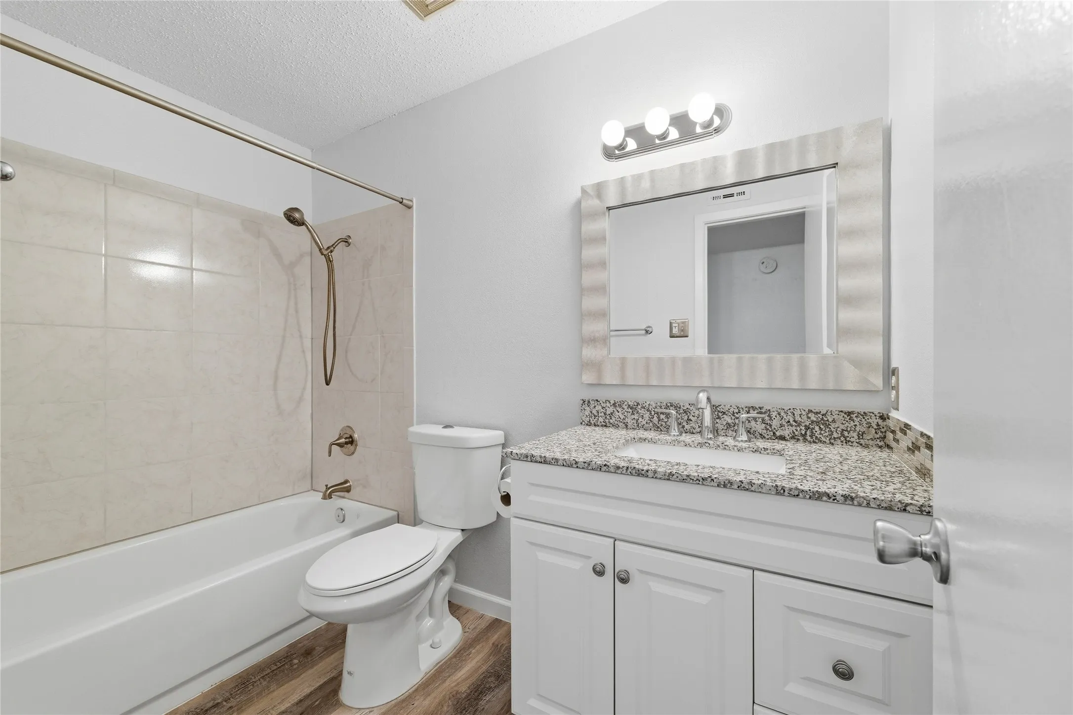 Condominium For Rent in Dallas County , 12482 Abrams Road 1327, Dallas, Texas 75243, 2 Bedroom, 2 Bathroom, Garage spaces, 959 Sqft, built in 1982, Preowned, mls#21126254, Real Estate Agent in Dallas, Homes For Rent in Dallas county, Homes For Rent in Dallas, Realtor in Dallas Texas, Real Estate Brokerage Independent Realty Texas, Luminita Cordes Realtor