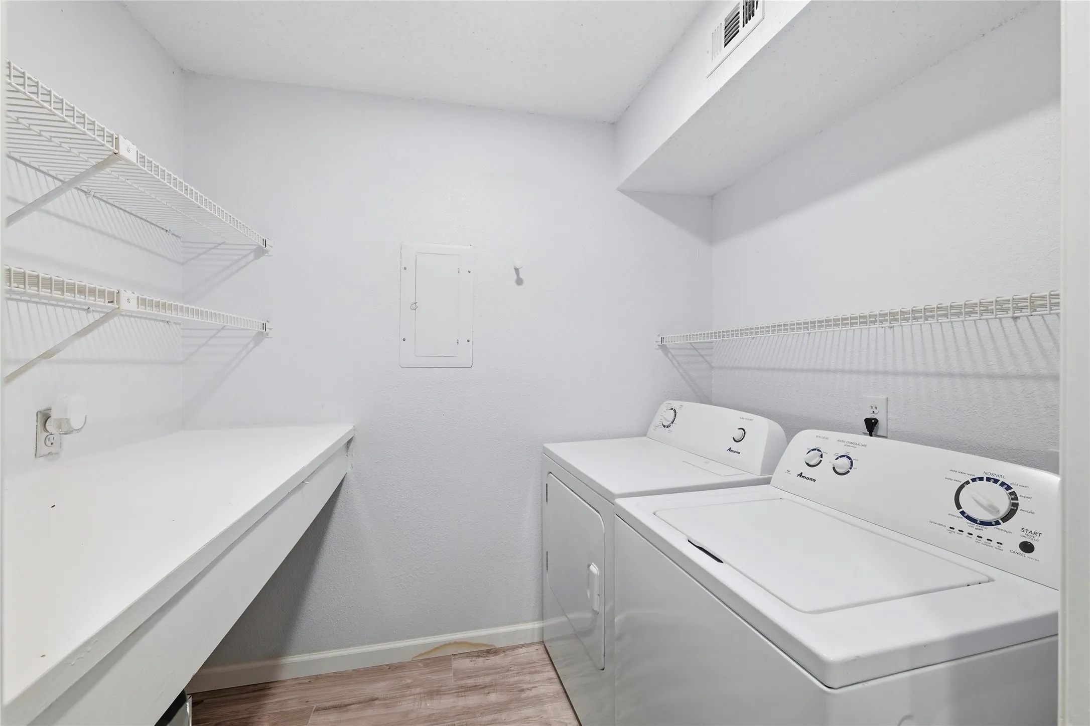 Condominium For Rent in Dallas County , 12482 Abrams Road 1327, Dallas, Texas 75243, 2 Bedroom, 2 Bathroom, Garage spaces, 959 Sqft, built in 1982, Preowned, mls#21126254, Real Estate Agent in Dallas, Homes For Rent in Dallas county, Homes For Rent in Dallas, Realtor in Dallas Texas, Real Estate Brokerage Independent Realty Texas, Luminita Cordes Realtor