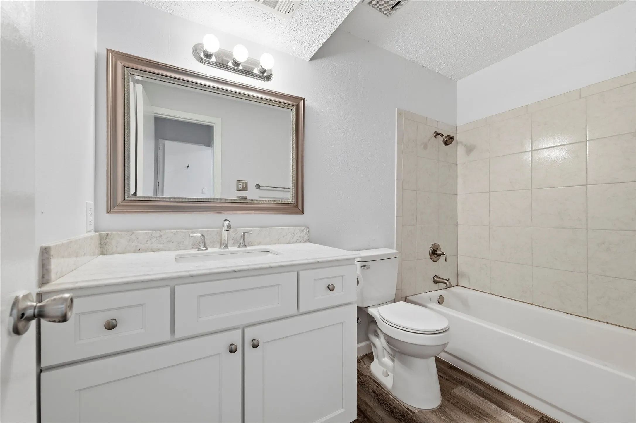 Condominium For Rent in Dallas County , 12482 Abrams Road 1327, Dallas, Texas 75243, 2 Bedroom, 2 Bathroom, Garage spaces, 959 Sqft, built in 1982, Preowned, mls#21126254, Real Estate Agent in Dallas, Homes For Rent in Dallas county, Homes For Rent in Dallas, Realtor in Dallas Texas, Real Estate Brokerage Independent Realty Texas, Luminita Cordes Realtor