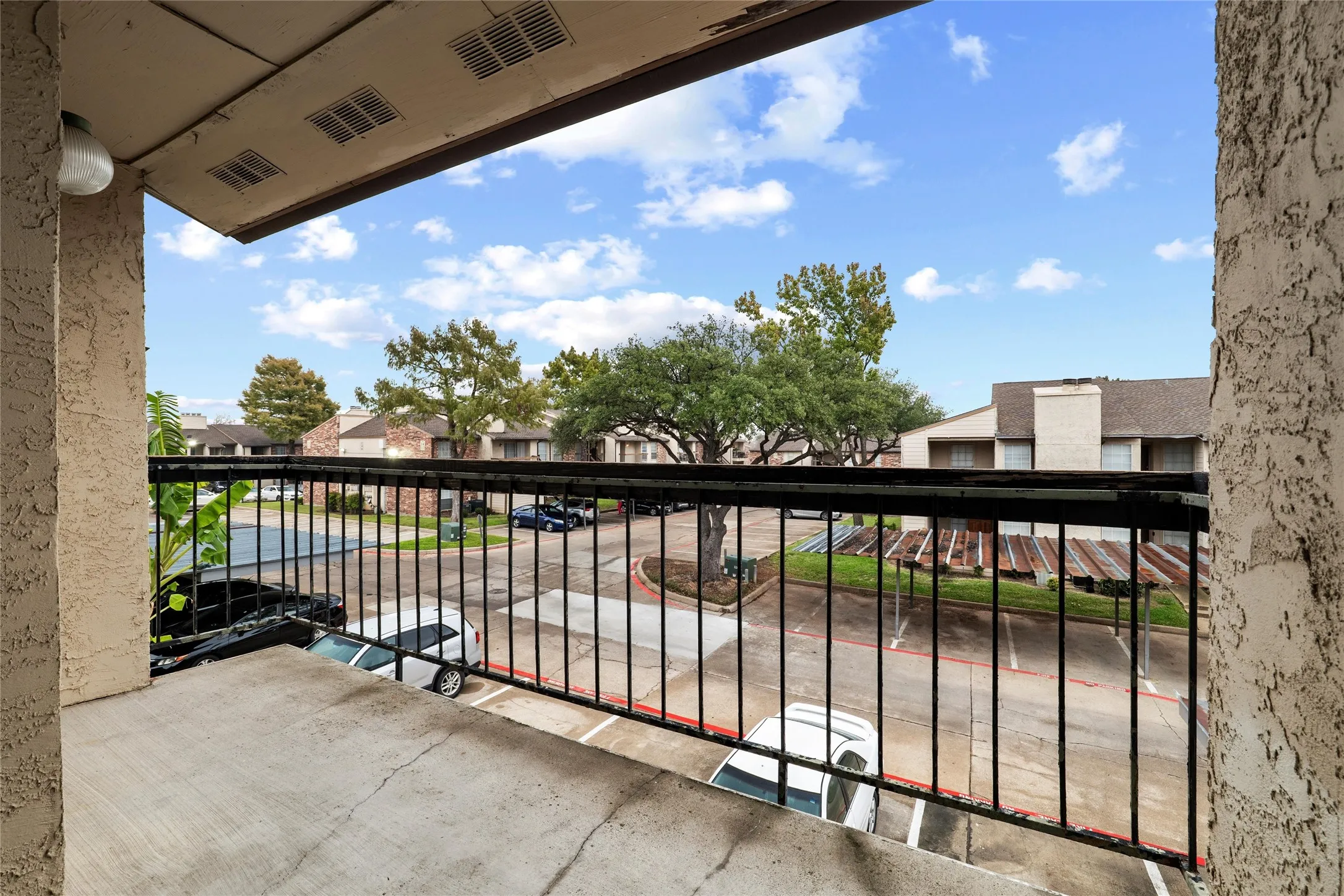 Condominium For Rent in Dallas County , 12482 Abrams Road 1327, Dallas, Texas 75243, 2 Bedroom, 2 Bathroom, Garage spaces, 959 Sqft, built in 1982, Preowned, mls#21126254, Real Estate Agent in Dallas, Homes For Rent in Dallas county, Homes For Rent in Dallas, Realtor in Dallas Texas, Real Estate Brokerage Independent Realty Texas, Luminita Cordes Realtor