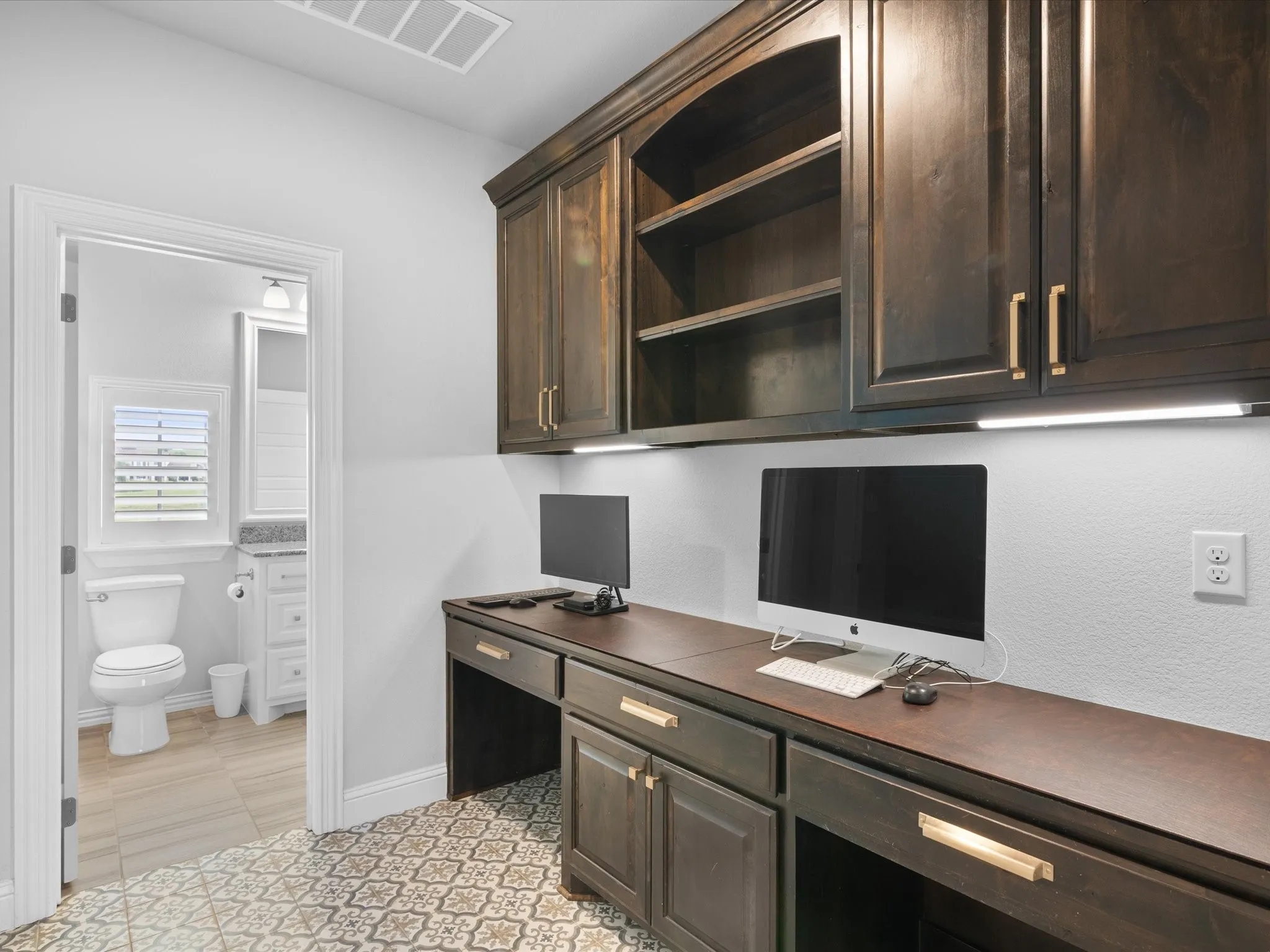 Single Family Residence For Sale in Parker County , 212 Nueces Trail, Aledo, Texas 76008, 4 Bedroom, 5 Bathroom, 4 Garage spaces, 4,290 Sqft, built in 2018, Preowned, mls#21124406, Real Estate Agent in Aledo, Homes For Sale in Parker county, Homes For Sale in Aledo, Realtor in Aledo Texas, Real Estate Brokerage Independent Realty Texas, Luminita Cordes Realtor