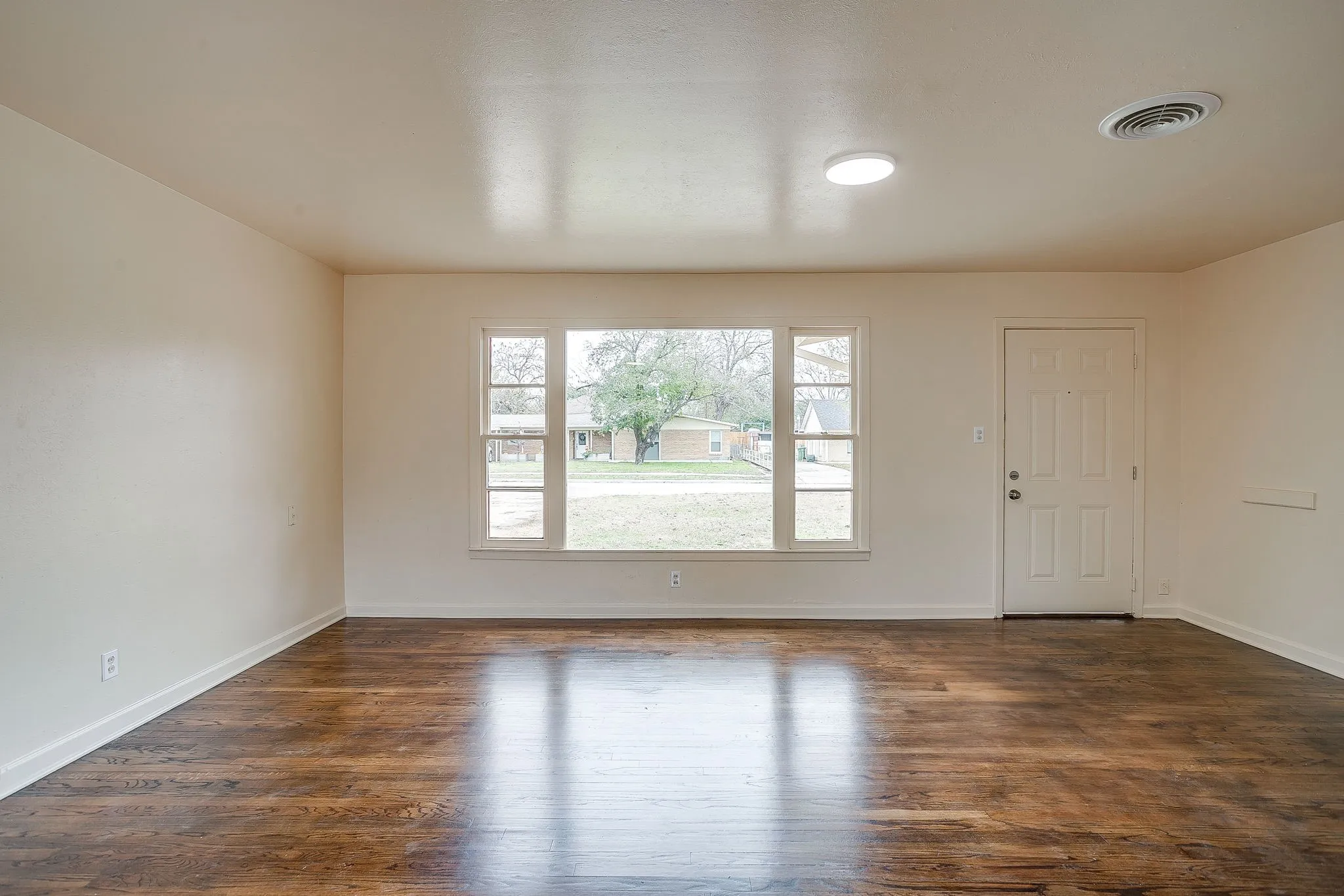 Single Family Residence For Rent in Tarrant County , 4315 Mackey Drive, North Richland Hills, Texas 76180, 3 Bedroom, 2 Bathroom, 2 Garage spaces, 1,421 Sqft, built in 1955, mls#21122173, Real Estate Agent in North Richland Hills, Homes For Rent in Tarrant county, Homes For Rent in North Richland Hills, Realtor in North Richland Hills Texas, Real Estate Brokerage Independent Realty Texas, Luminita Cordes Realtor