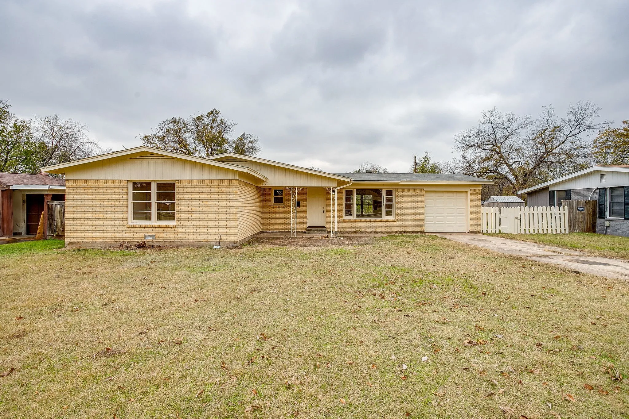 Single Family Residence For Rent in Tarrant County , 4315 Mackey Drive, North Richland Hills, Texas 76180, 3 Bedroom, 2 Bathroom, 2 Garage spaces, 1,421 Sqft, built in 1955, mls#21122173, Real Estate Agent in North Richland Hills, Homes For Rent in Tarrant county, Homes For Rent in North Richland Hills, Realtor in North Richland Hills Texas, Real Estate Brokerage Independent Realty Texas, Luminita Cordes Realtor