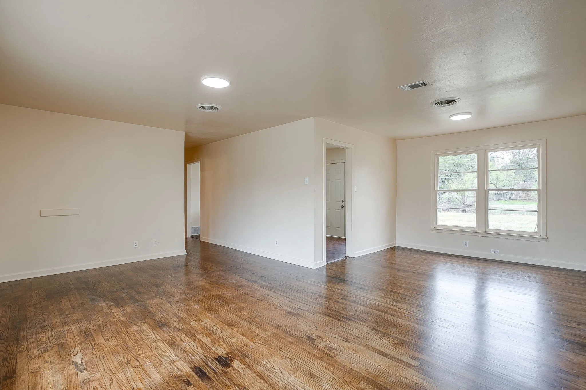Single Family Residence For Rent in Tarrant County , 4315 Mackey Drive, North Richland Hills, Texas 76180, 3 Bedroom, 2 Bathroom, 2 Garage spaces, 1,421 Sqft, built in 1955, mls#21122173, Real Estate Agent in North Richland Hills, Homes For Rent in Tarrant county, Homes For Rent in North Richland Hills, Realtor in North Richland Hills Texas, Real Estate Brokerage Independent Realty Texas, Luminita Cordes Realtor