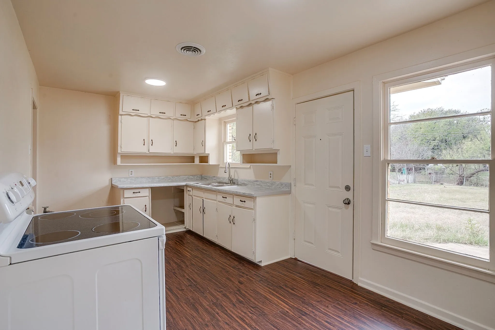Single Family Residence For Rent in Tarrant County , 4315 Mackey Drive, North Richland Hills, Texas 76180, 3 Bedroom, 2 Bathroom, 2 Garage spaces, 1,421 Sqft, built in 1955, mls#21122173, Real Estate Agent in North Richland Hills, Homes For Rent in Tarrant county, Homes For Rent in North Richland Hills, Realtor in North Richland Hills Texas, Real Estate Brokerage Independent Realty Texas, Luminita Cordes Realtor