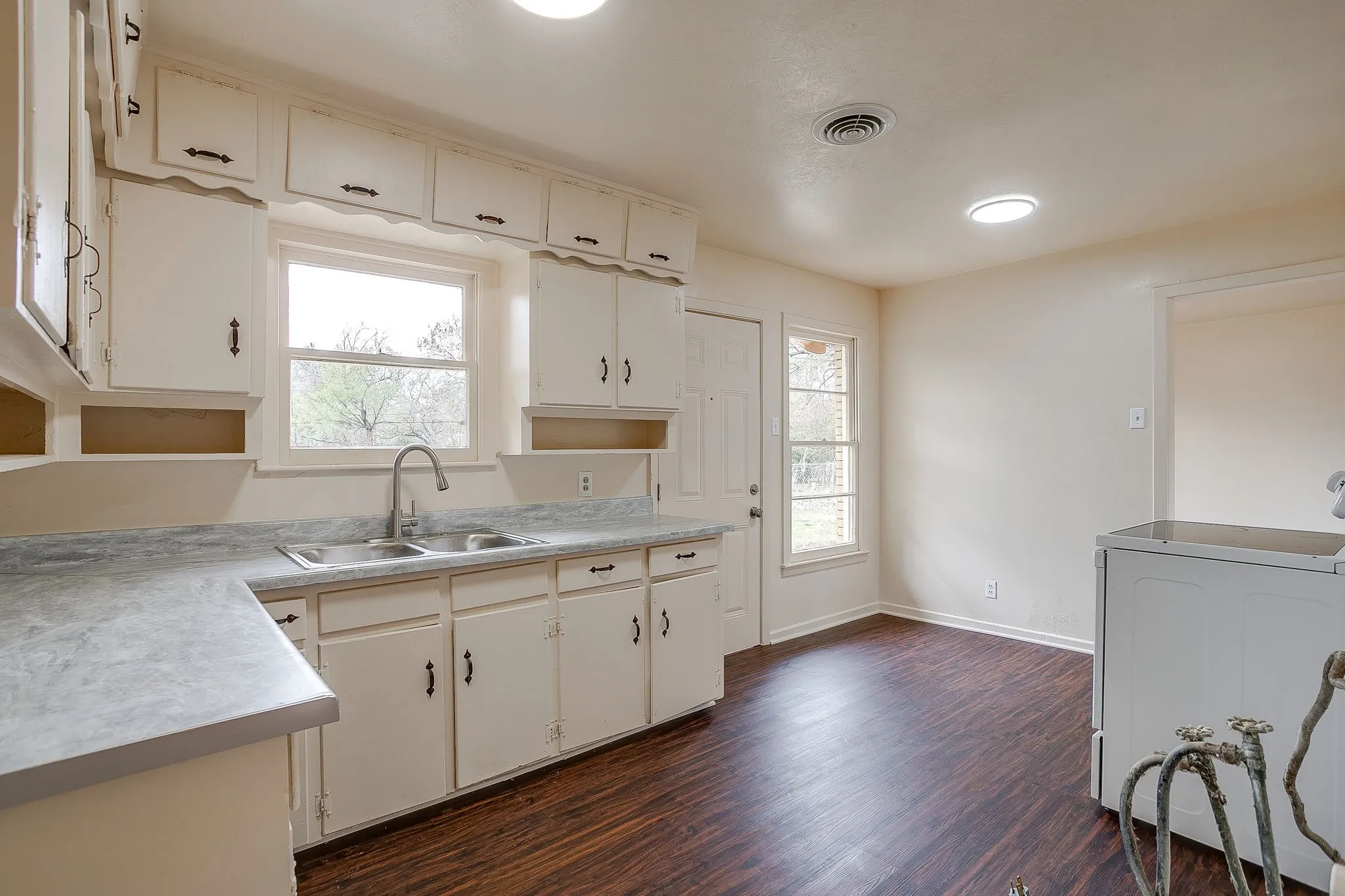 Single Family Residence For Rent in Tarrant County , 4315 Mackey Drive, North Richland Hills, Texas 76180, 3 Bedroom, 2 Bathroom, 2 Garage spaces, 1,421 Sqft, built in 1955, mls#21122173, Real Estate Agent in North Richland Hills, Homes For Rent in Tarrant county, Homes For Rent in North Richland Hills, Realtor in North Richland Hills Texas, Real Estate Brokerage Independent Realty Texas, Luminita Cordes Realtor