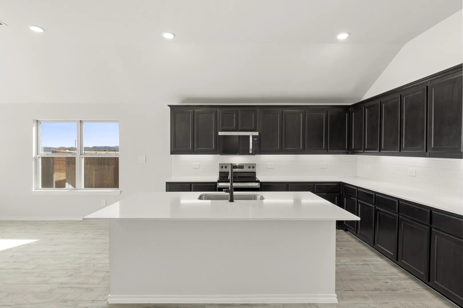 12. 7704 Kingfisher - Kitchen