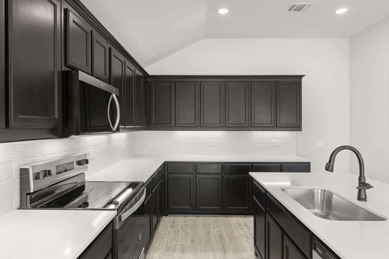 14. 7704 Kingfisher - Kitchen (3)