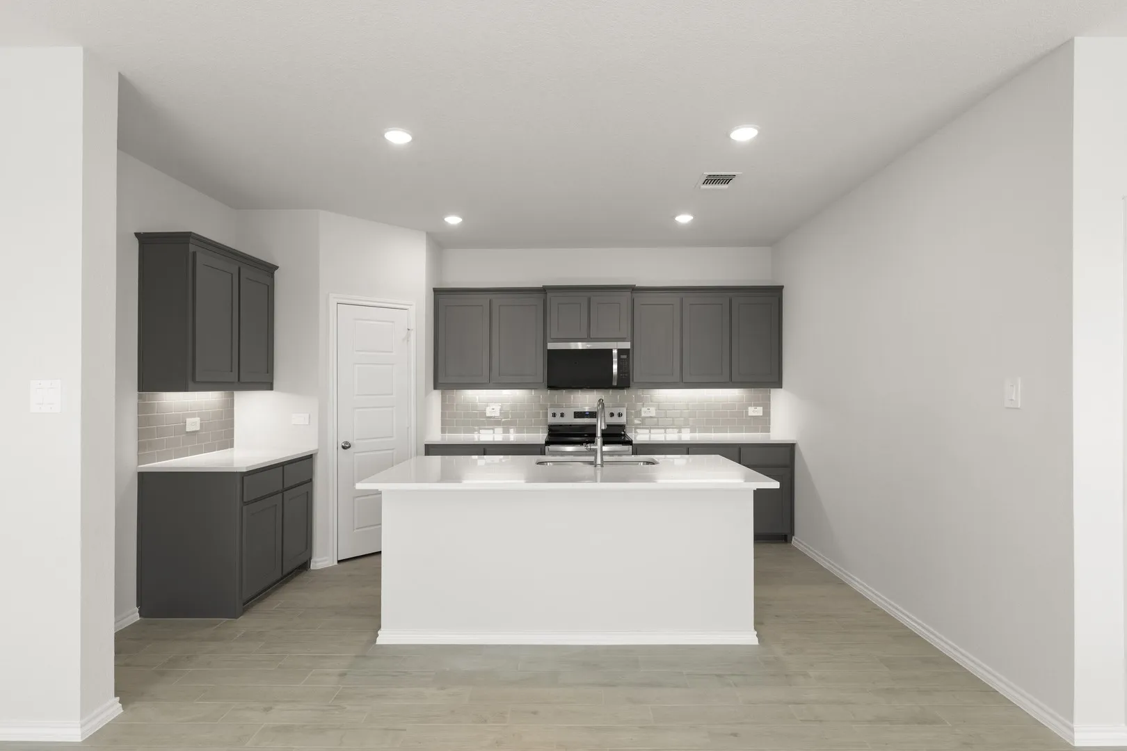 11. 8216 Kingfisher - Kitchen