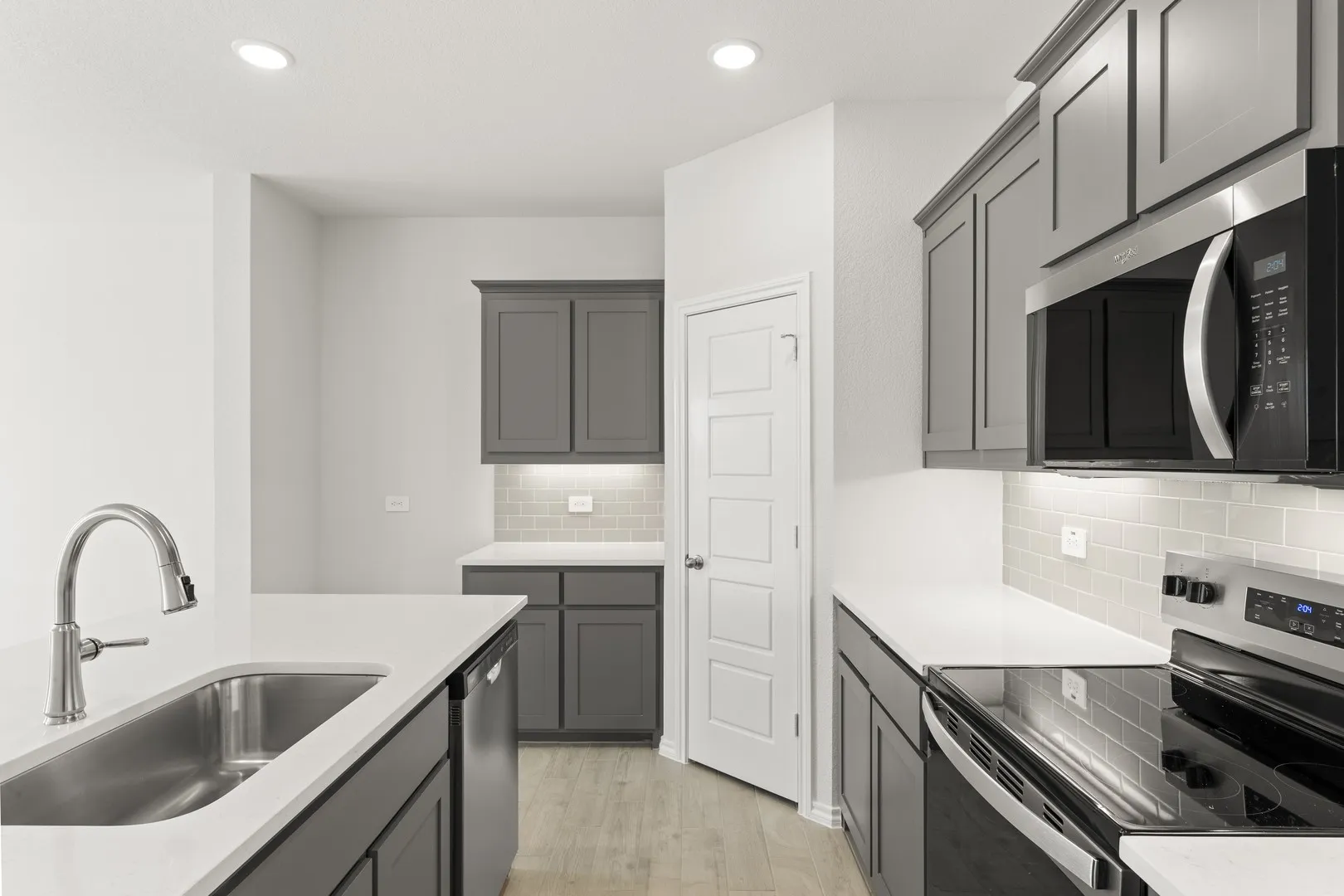 14. 8216 Kingfisher - Kitchen (4)