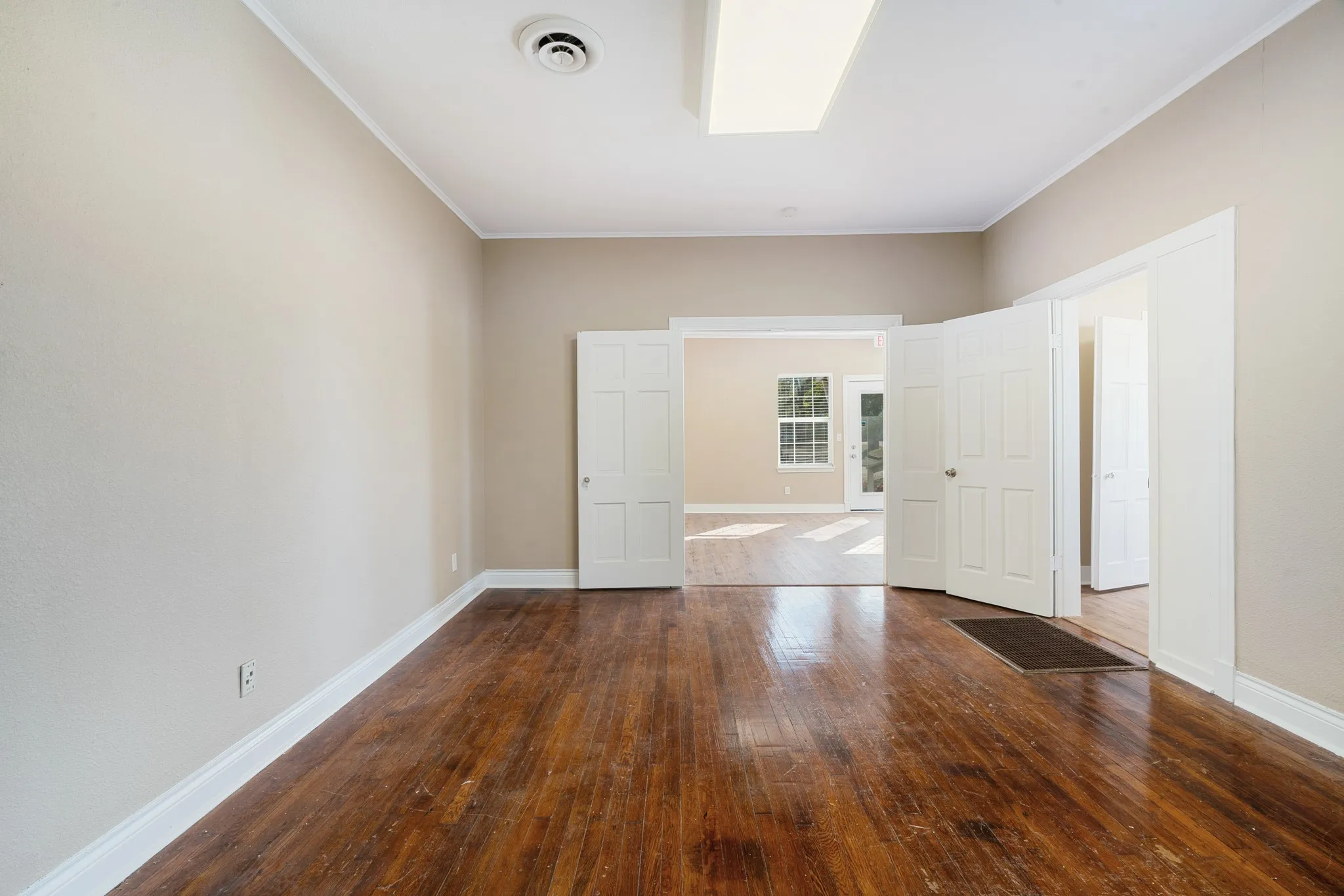 Office For Sale in Lamar County , 1249 Lamar Avenue, Paris, Texas 75460, 0, 0, Garage spaces, 0 Sqft, built in 1930, Preowned, Price $239,900, mls#21124998, Real Estate Agent in Paris, Homes For Sale in Lamar county, Homes For Sale in Paris, Realtor in Paris Texas, Real Estate Brokerage Independent Realty Texas, Luminita Cordes Realtor