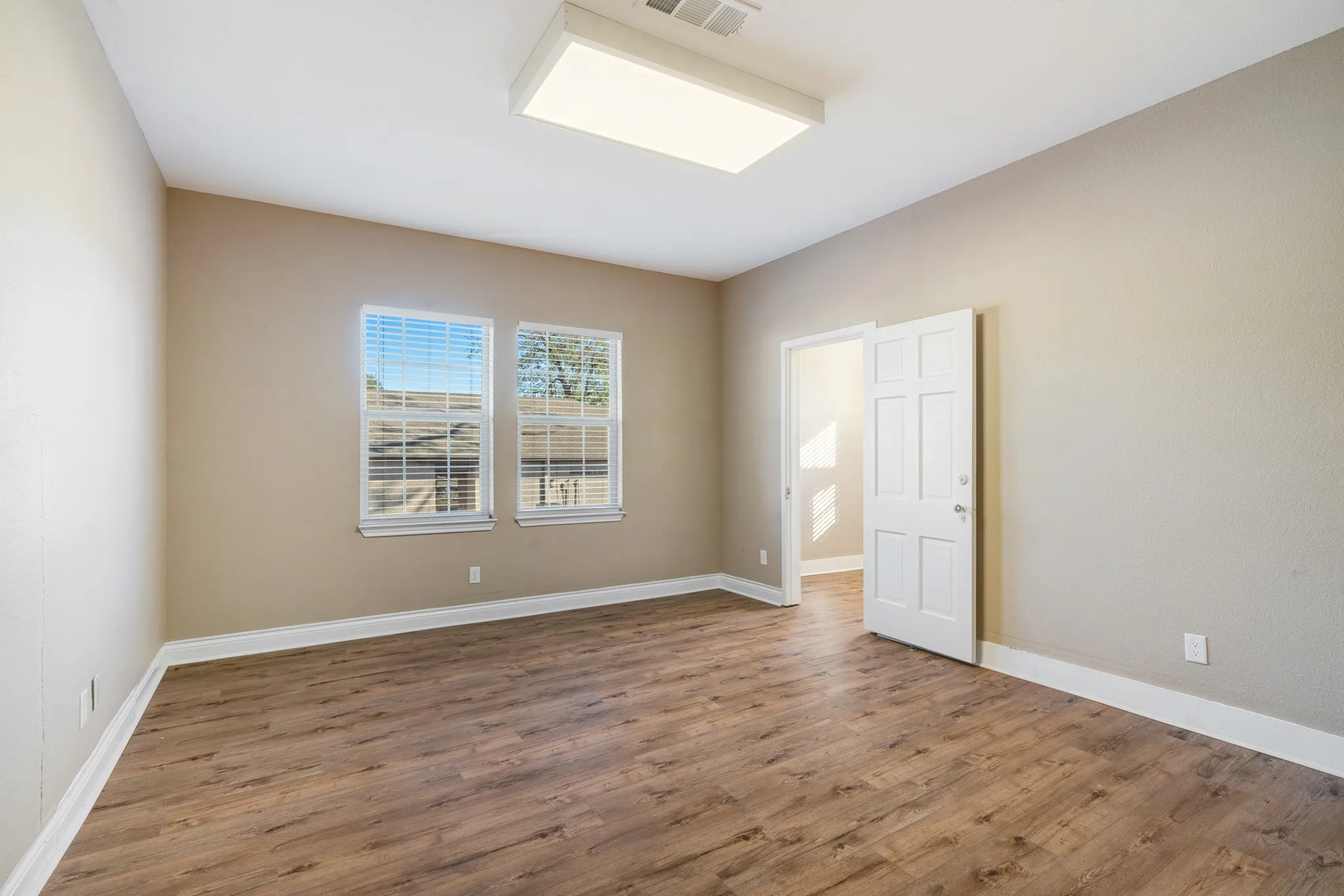 Office For Sale in Lamar County , 1249 Lamar Avenue, Paris, Texas 75460, 0, 0, Garage spaces, 0 Sqft, built in 1930, Preowned, Price $239,900, mls#21124998, Real Estate Agent in Paris, Homes For Sale in Lamar county, Homes For Sale in Paris, Realtor in Paris Texas, Real Estate Brokerage Independent Realty Texas, Luminita Cordes Realtor