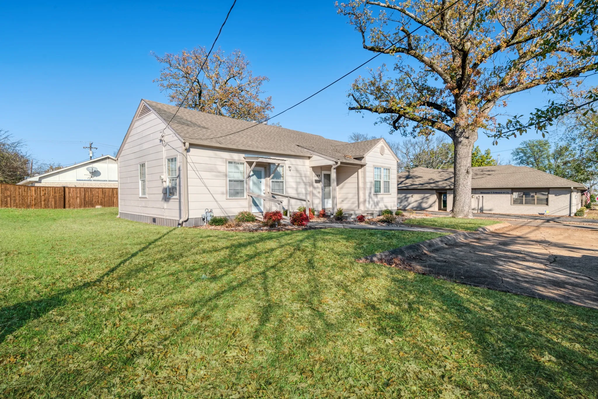 Office For Sale in Lamar County , 1249 Lamar Avenue, Paris, Texas 75460, 0, 0, Garage spaces, 0 Sqft, built in 1930, Preowned, Price $239,900, mls#21124998, Real Estate Agent in Paris, Homes For Sale in Lamar county, Homes For Sale in Paris, Realtor in Paris Texas, Real Estate Brokerage Independent Realty Texas, Luminita Cordes Realtor