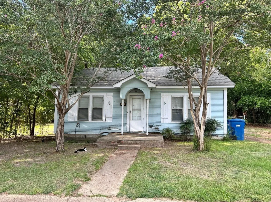 Single Family Residence For Sale in Smith County , 305 E Bradford Street, Troup, Texas 75789, 3 Bedrooms, 1 Bathroom, Garage spaces, 1,120 Sqft, built in 1922, Price $129,995, mls#21127038, Real Estate Agent in Troup, Homes For Sale in Smith county, Homes For Sale in Troup, Realtor in Troup Texas, Real Estate Brokerage Independent Realty Texas, Luminita Cordes Realtor