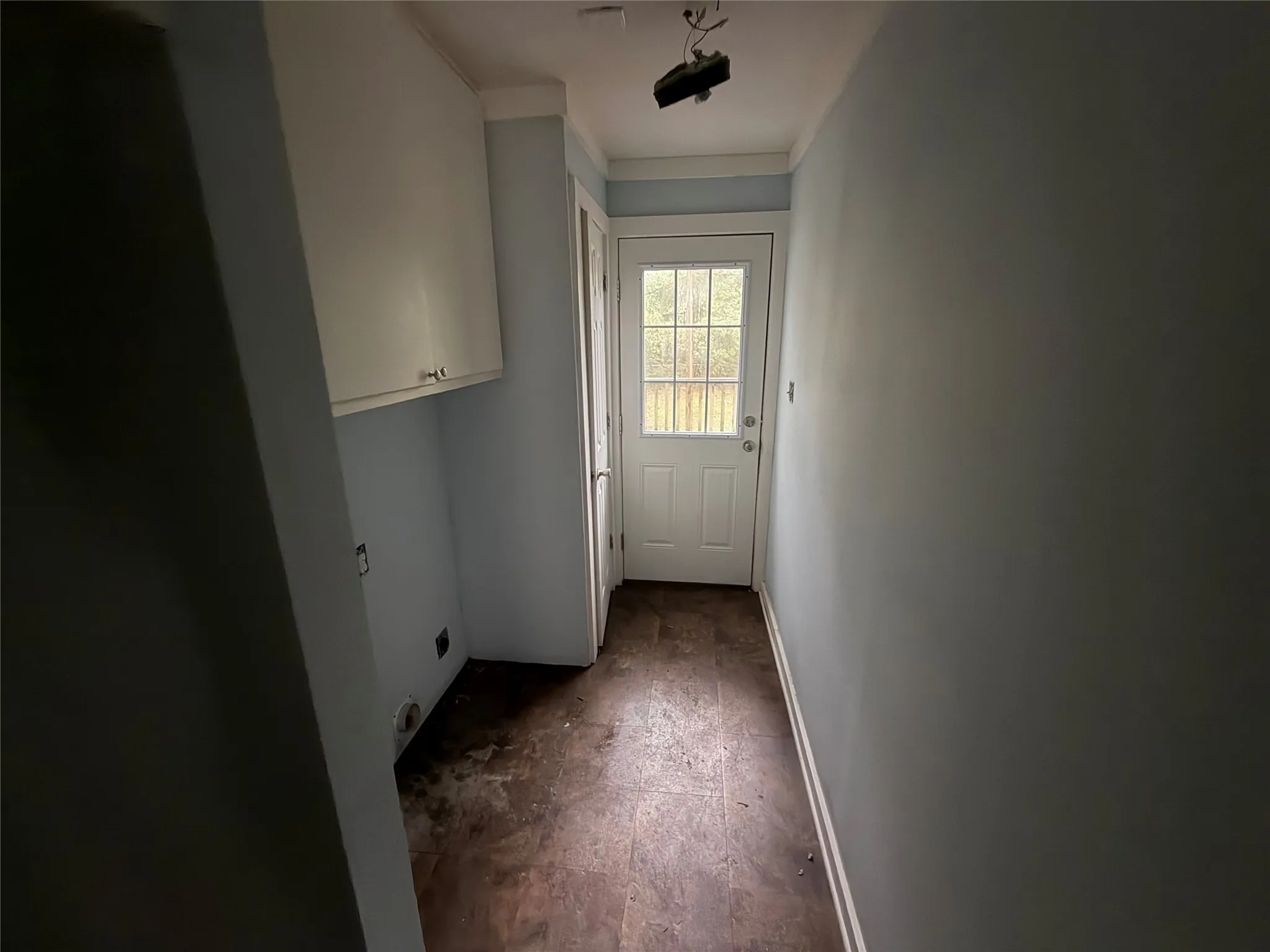 Doorway with baseboards and ornamental molding