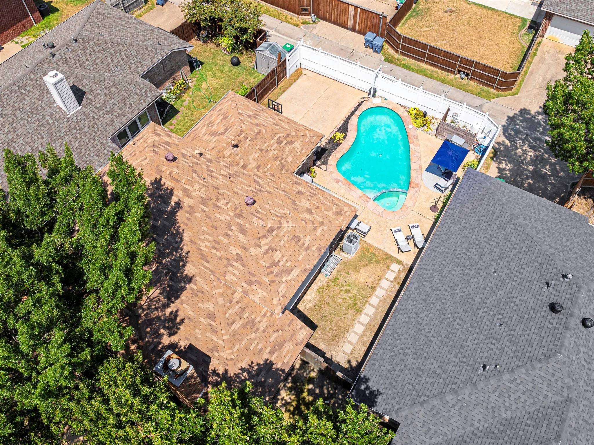 Large interior lot with sparkling pool