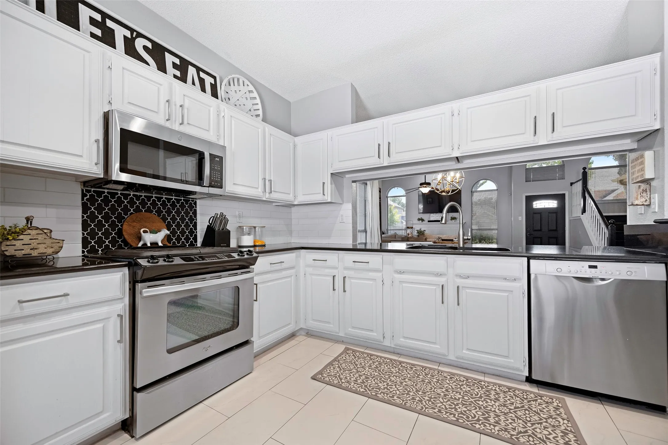 Great kitchen space with ample cabinet and counter space